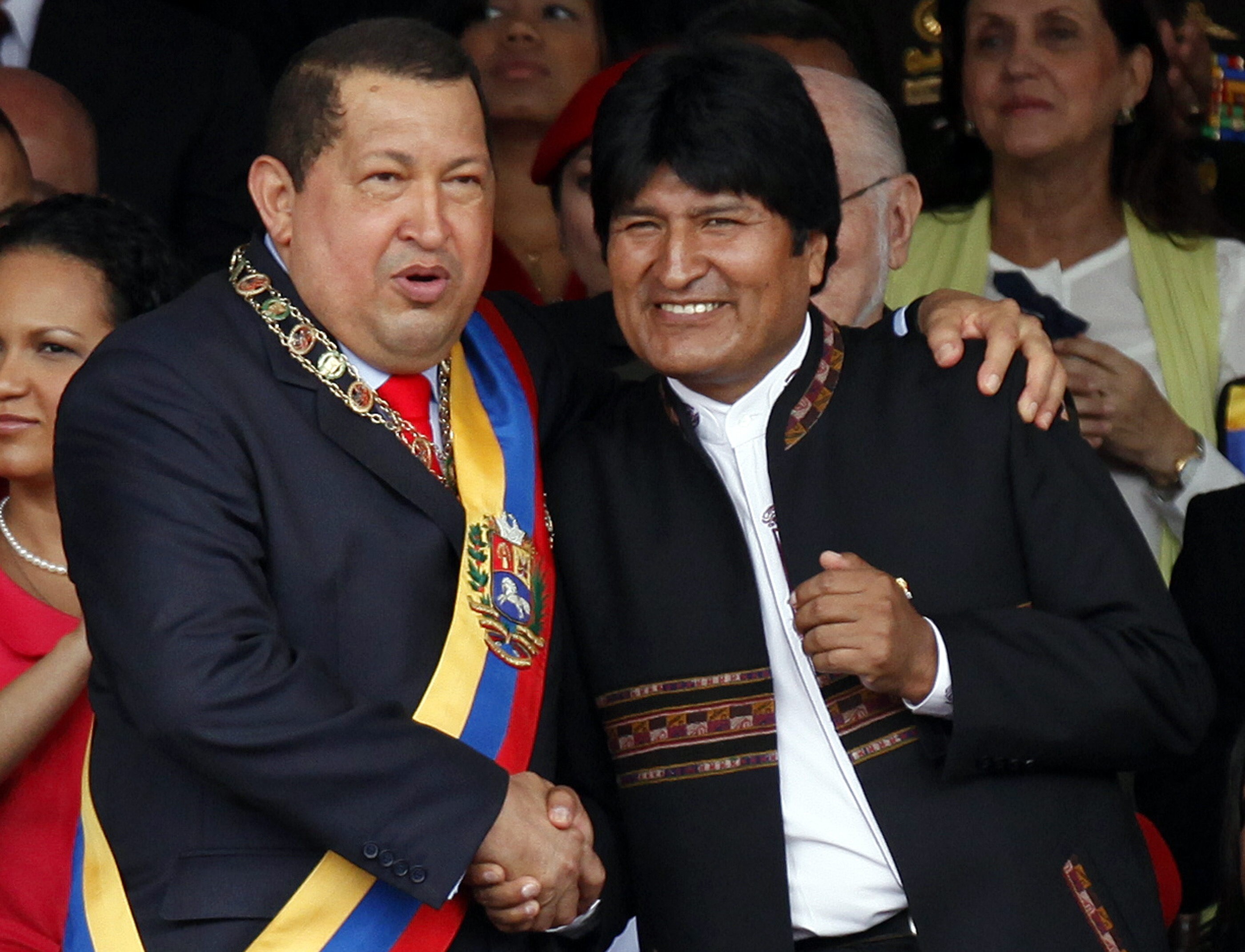 En la imagen, Hugo Chávez (i) y Evo Morales (d) (EFE/David Fernández/Archivo)
