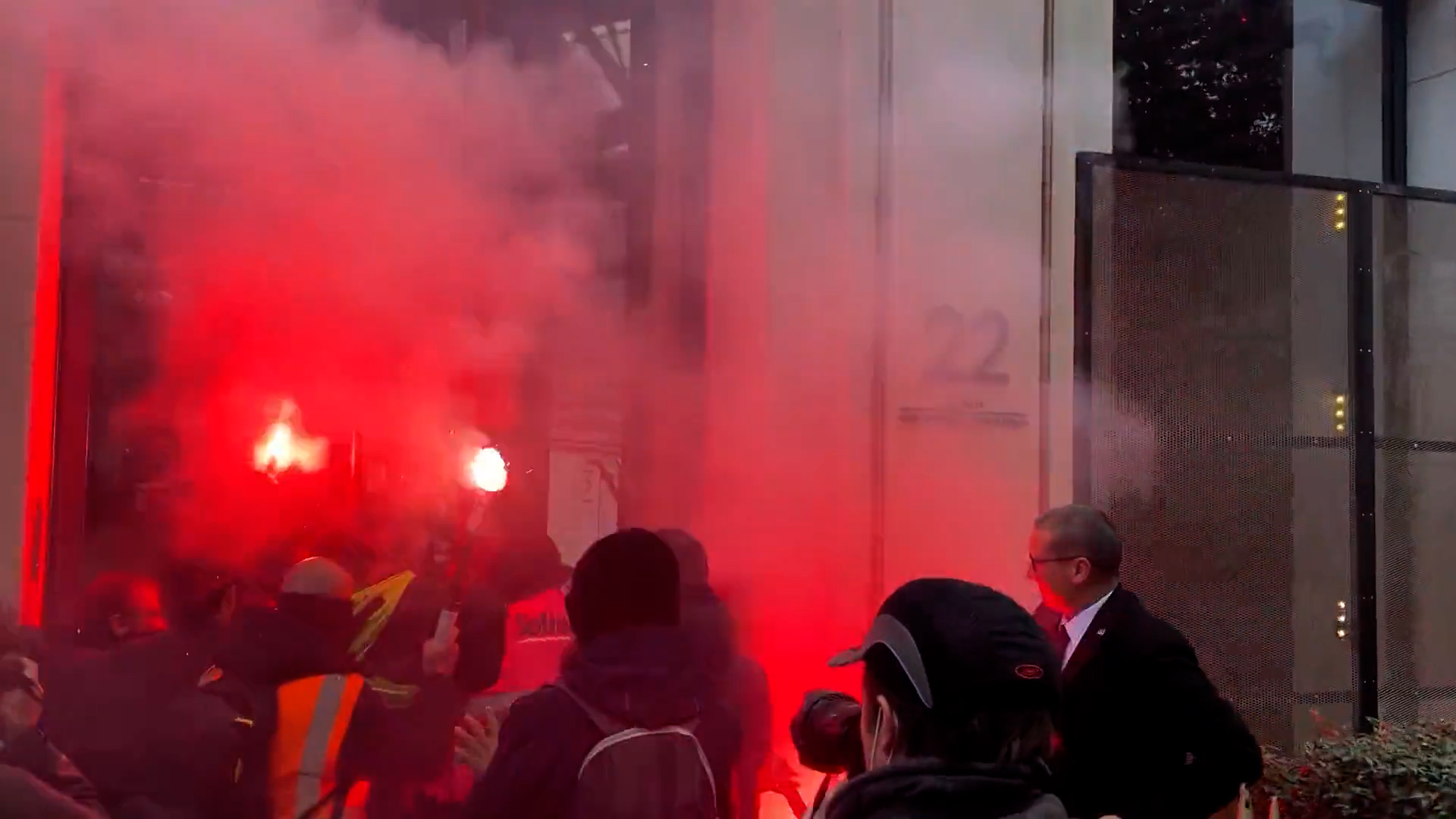 Manifestantes irrumpen en la sede de Louis Vuitton en París