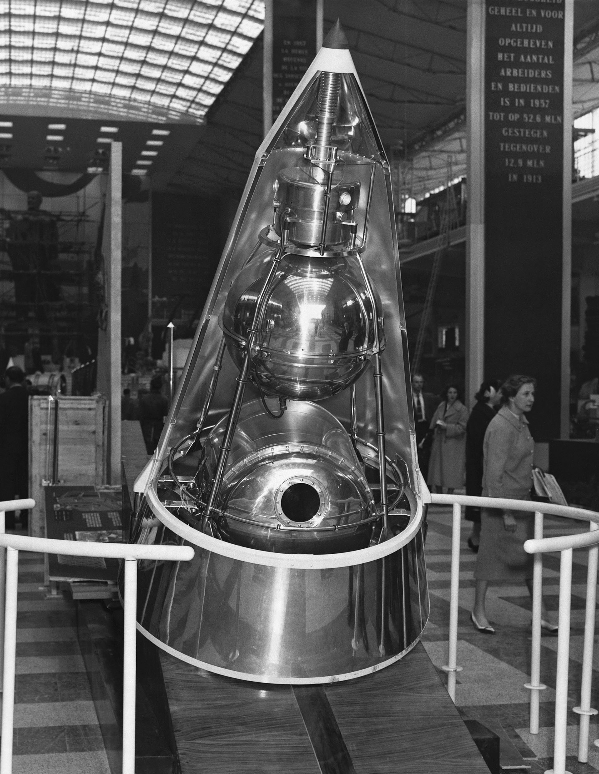 Una réplica del Sputnik 2, la cápsula que se desintegró en el aire con el cuerpo de Laika adentro el 14 de abril de 1958 (Photo by © Hulton-Deutsch Collection/CORBIS/Corbis via Getty Images)