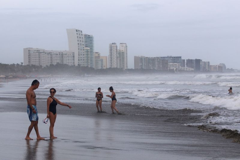 Huracán Roslyn de categoría 3 se encuentra frente a costas de México con lluvias torrenciales. REUTERS/Javier Verdin
