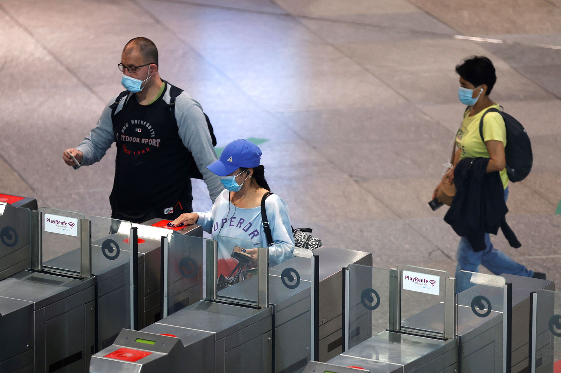 Varias personas acceden al Cercanías en la estación de Atocha en Madrid este lunes durante el primer día de la fase 0 de la desescalada que vive la comunidad. La oferta de todo el transporte público aumentará un 90% en hora punta en la Comunidad de Madrid para evitar aglomeraciones. (EFE/Chema Moya)