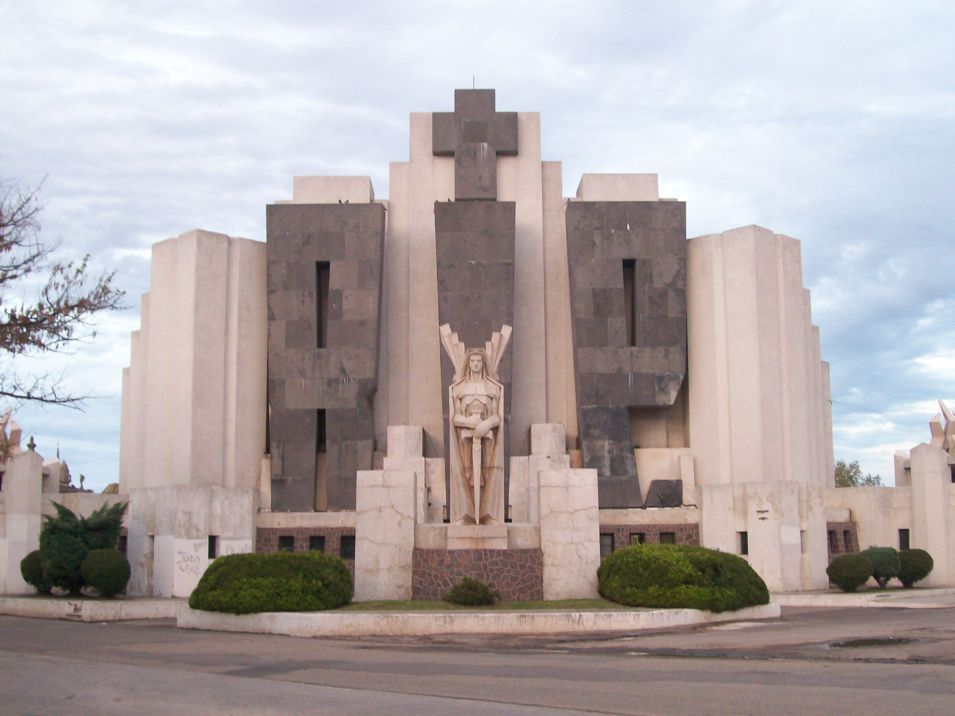 El portal del Cementerio de la localidad de Azul, obra de Salomone (Wikipedia)