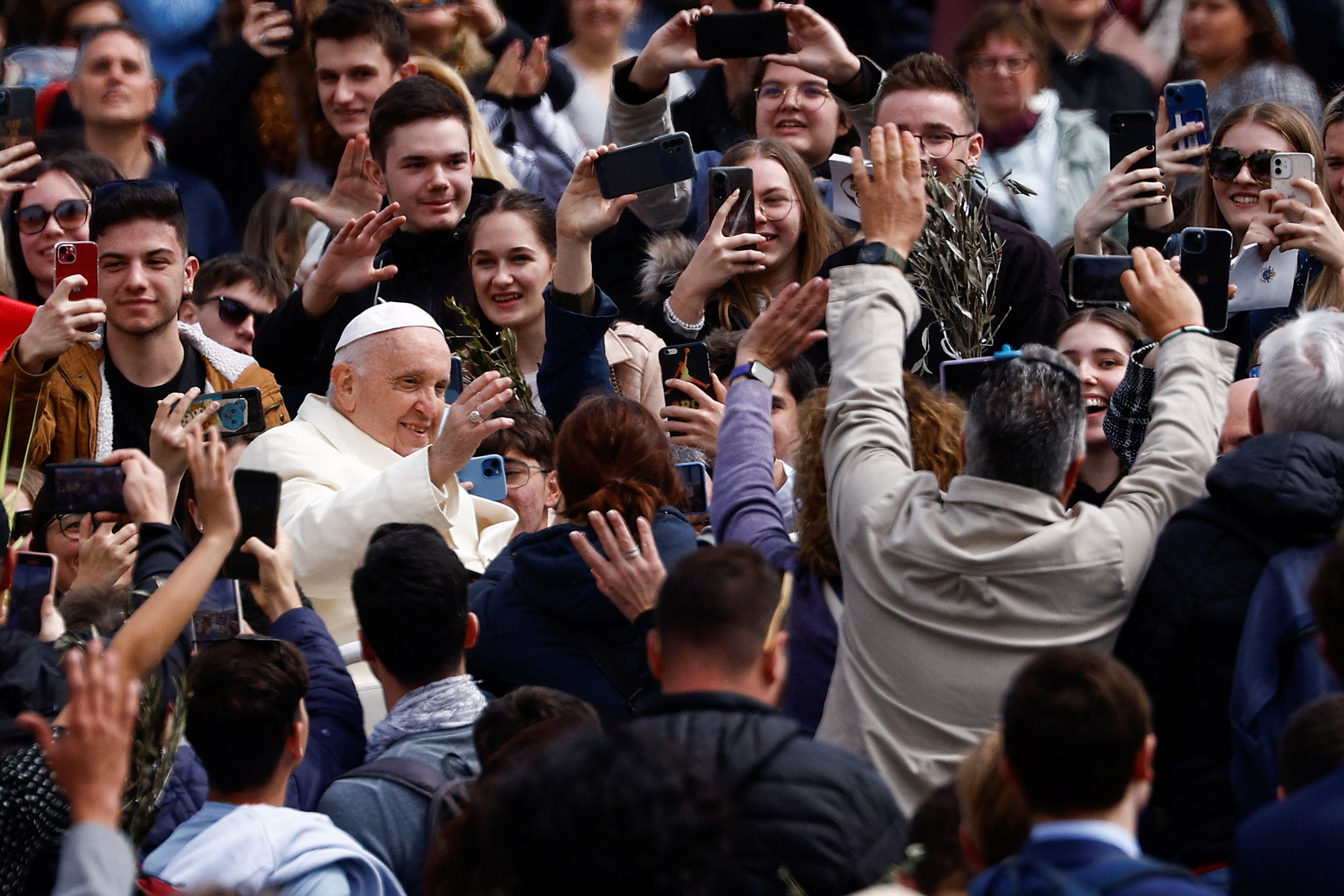 Las fotos de la primera aparición pública del Papa después de su internación: presidió el Domingo de Ramos y saludó a miles de fieles