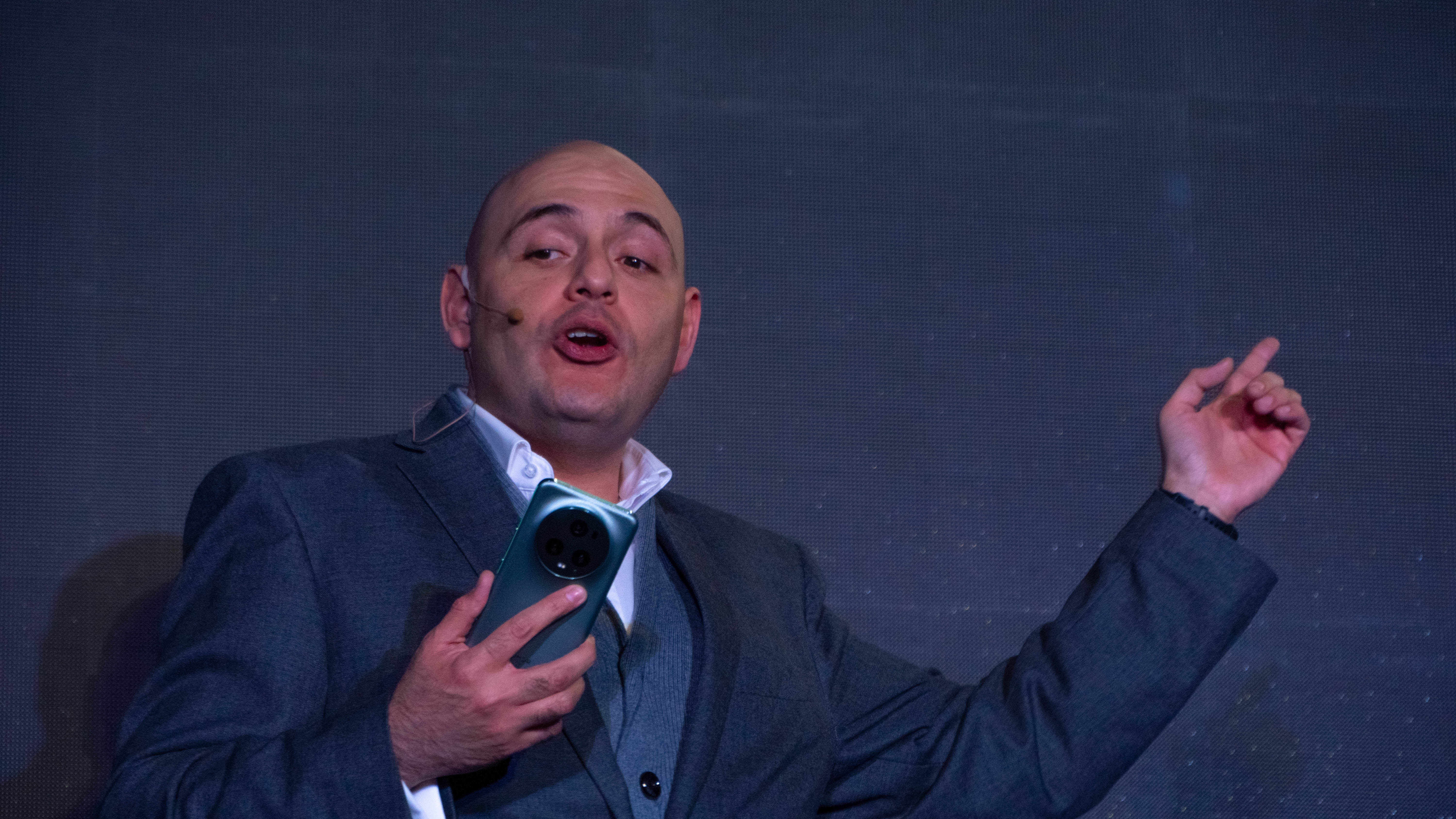 David Moheno, director de Relaciones Públicas de Honor en Latinoamérica y Julio Meneses, el director de marketing de Honor México, se encargaron de que la presentación de los nuevos dispositivos fuera mágica, tal como la serie de esta empresa, pues demostraron que la tecnología bien aplicada suele ser indistinguible de la verdadera magia.
(Foto, Diego Alva, Infobae México)