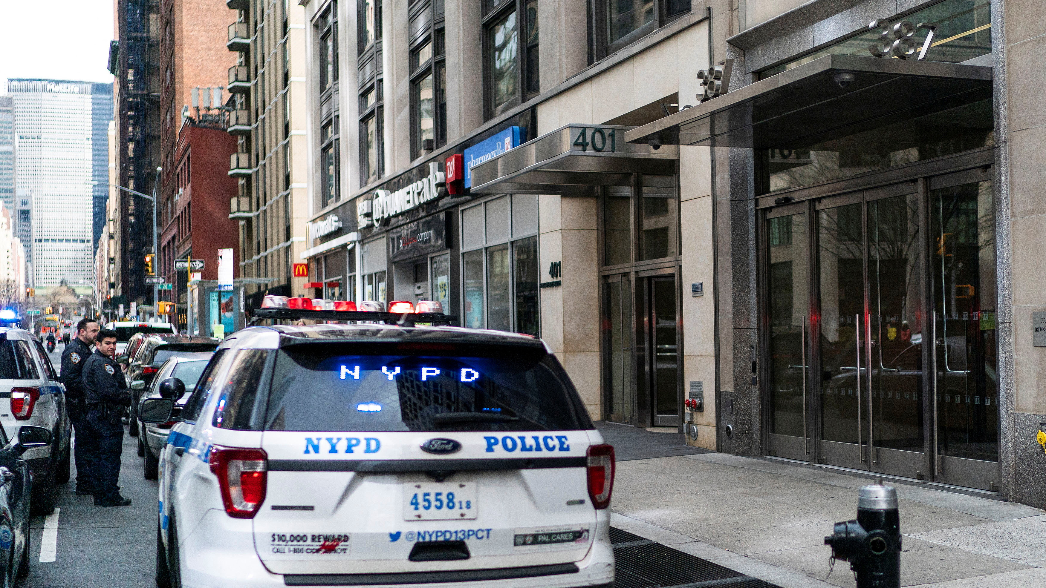 Miembros de la Policía de Nueva York (NYPD) en la sucursal de Park Ave. del Silicon Valley Bank, en Nueva York, EE.UU., el 12 de marzo de 2023. REUTERS/