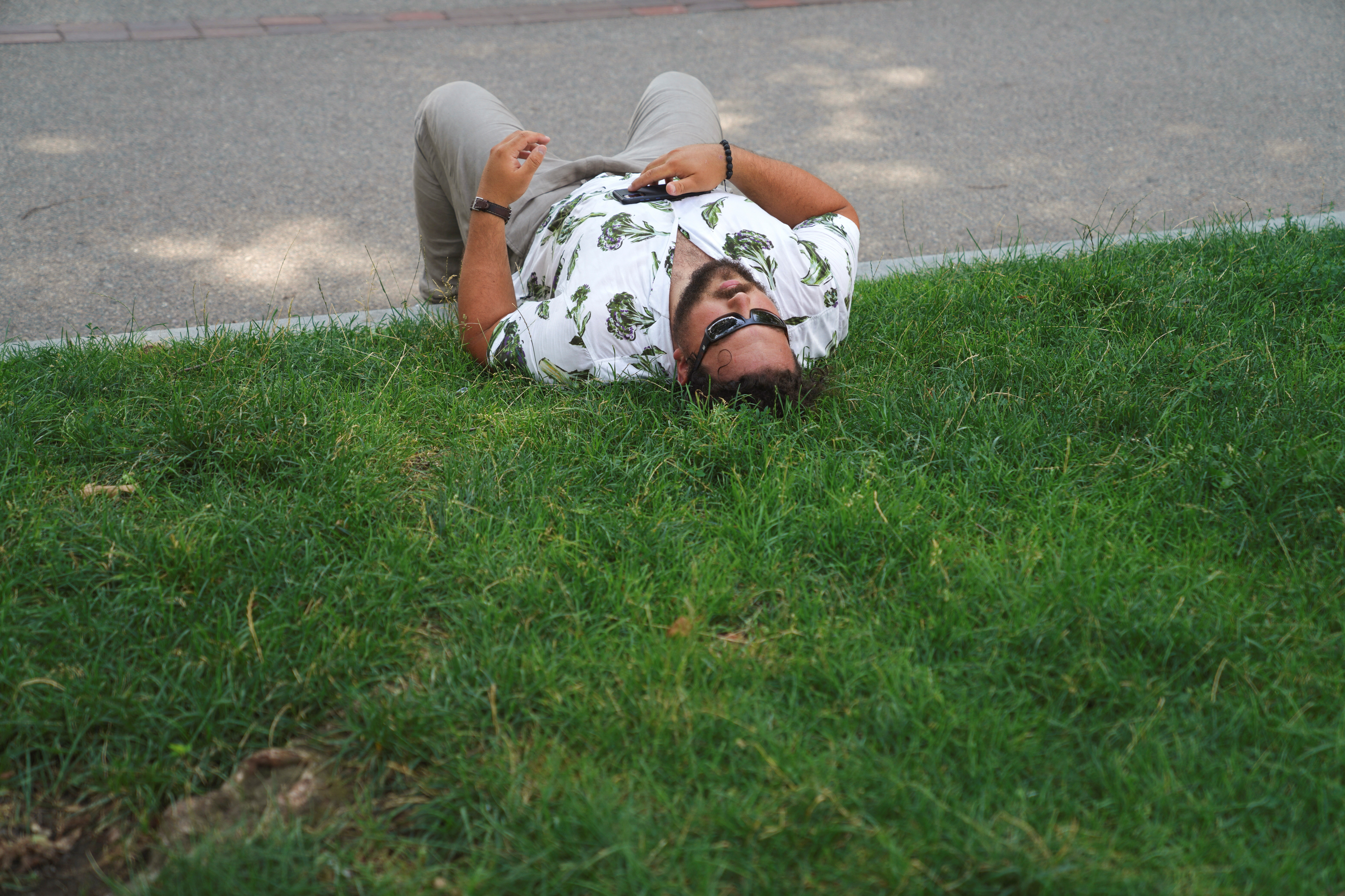 Un hombre yace a la sombra en un parque de Boston (REUTERS/Allison Dinner)