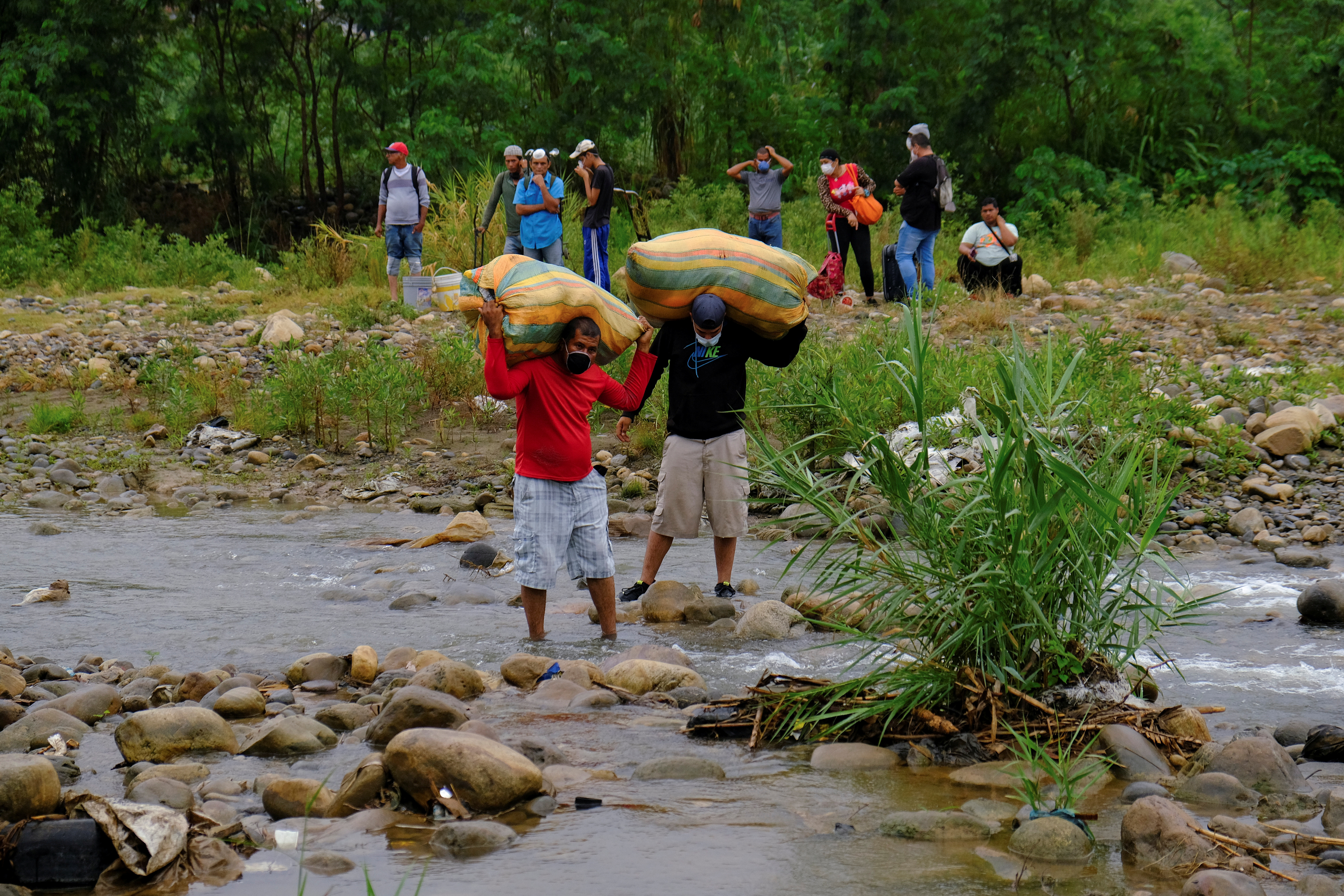 Cruce en el río Táchira, durante el cierre del puente Simón Bolívar (Reuters)
