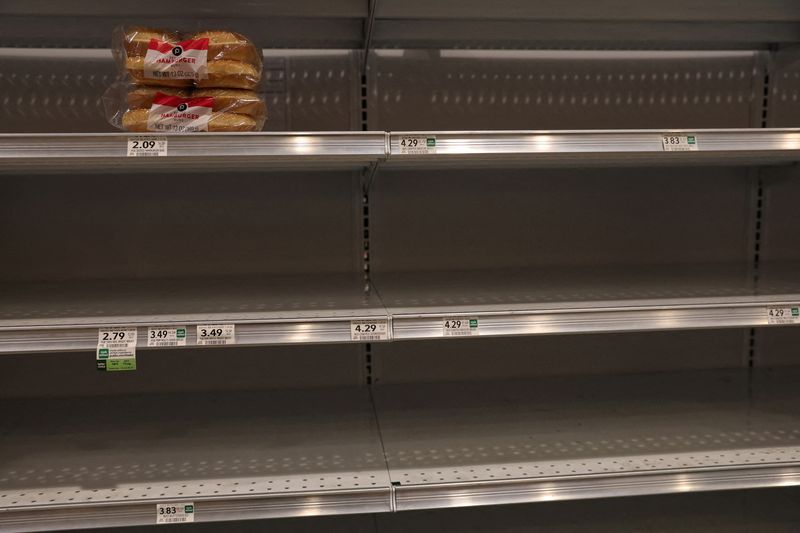 Un paquete de bollos de sándwich se encuentra en estantes vacíos, luego de que la gente comprara alimentos para pasar el huracán Ian. 
