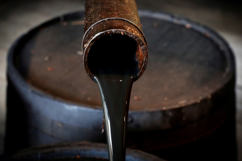 FOTO DE ARCHIVO. El petróleo sale de un pozo original de 1859 de Edwin Drake que lanzó la industria petrolera moderna en el Drake Well Museum and Park en Titusville, Pensilvania, EEUU. 5 de octubre de 2017. REUTERS/Brendan McDermid