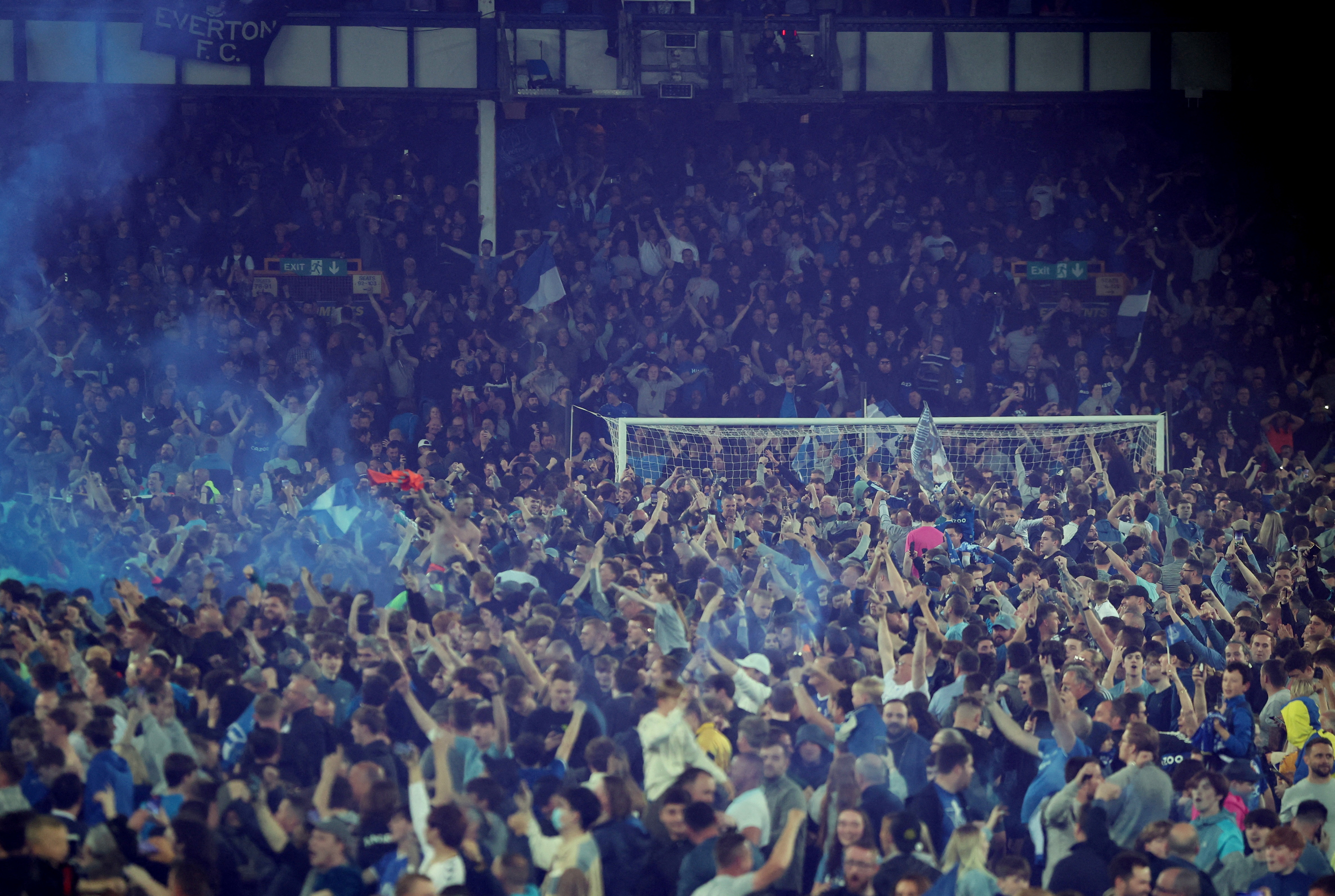 Sufrimiento, hazaña e invasión de los simpatizantes: así se salvó del descenso el Everton en la Premier League