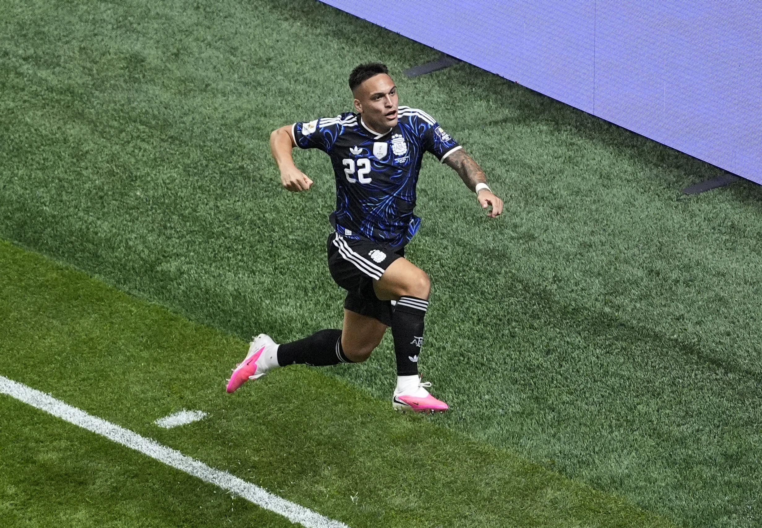 El llanto interminable de Lautaro Mart&iacute;nez tras el pase a la final del Mundial: 