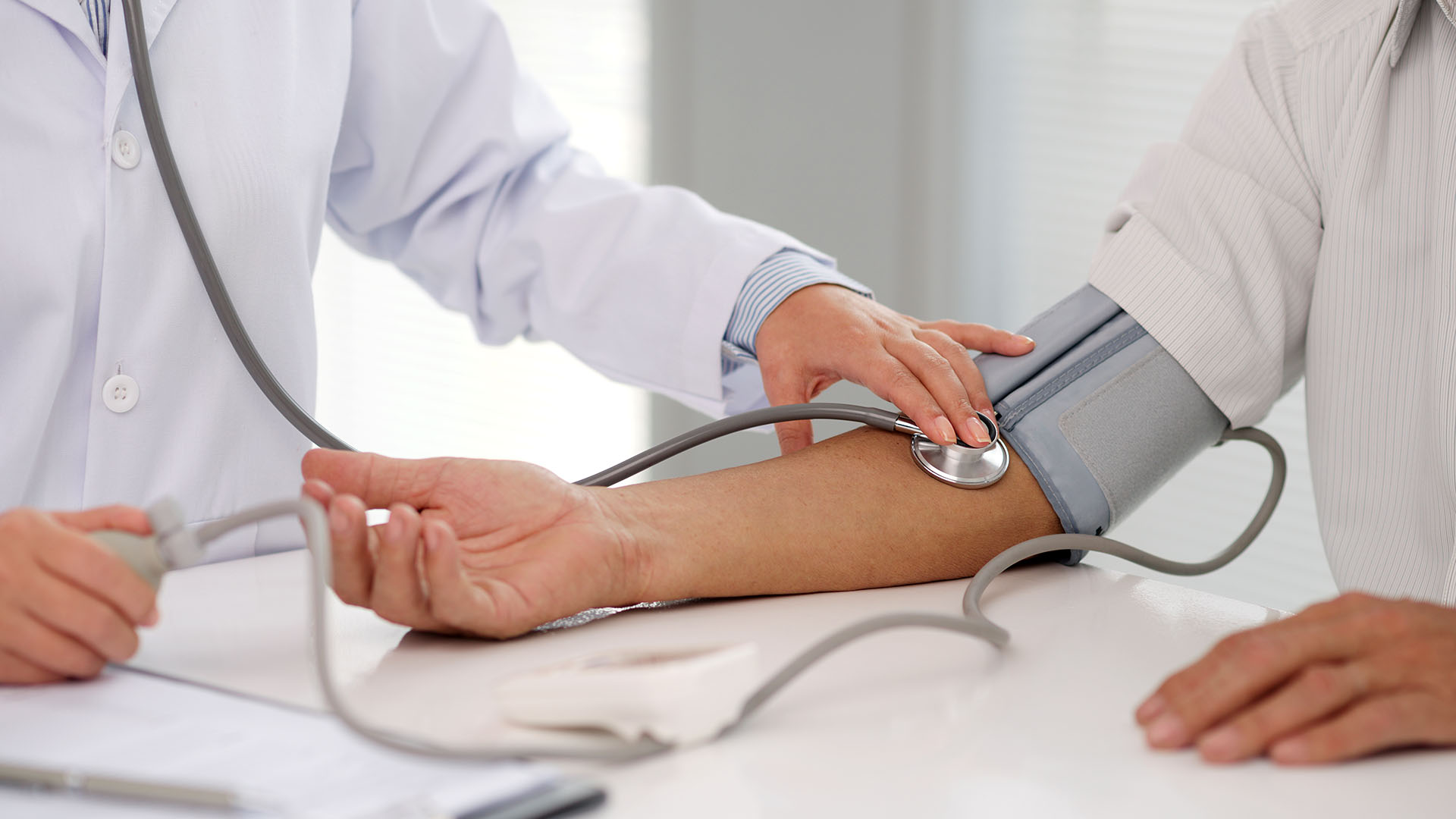 Medirse la presión arterial es clave porque puede estar alterada y no dar síntomas (Getty)