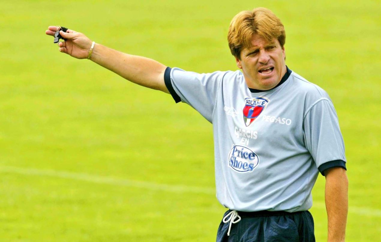 Miguel Herrera as coach of Atlante in 2002 (Photo: Twitter/@LigaBBVAMX)
