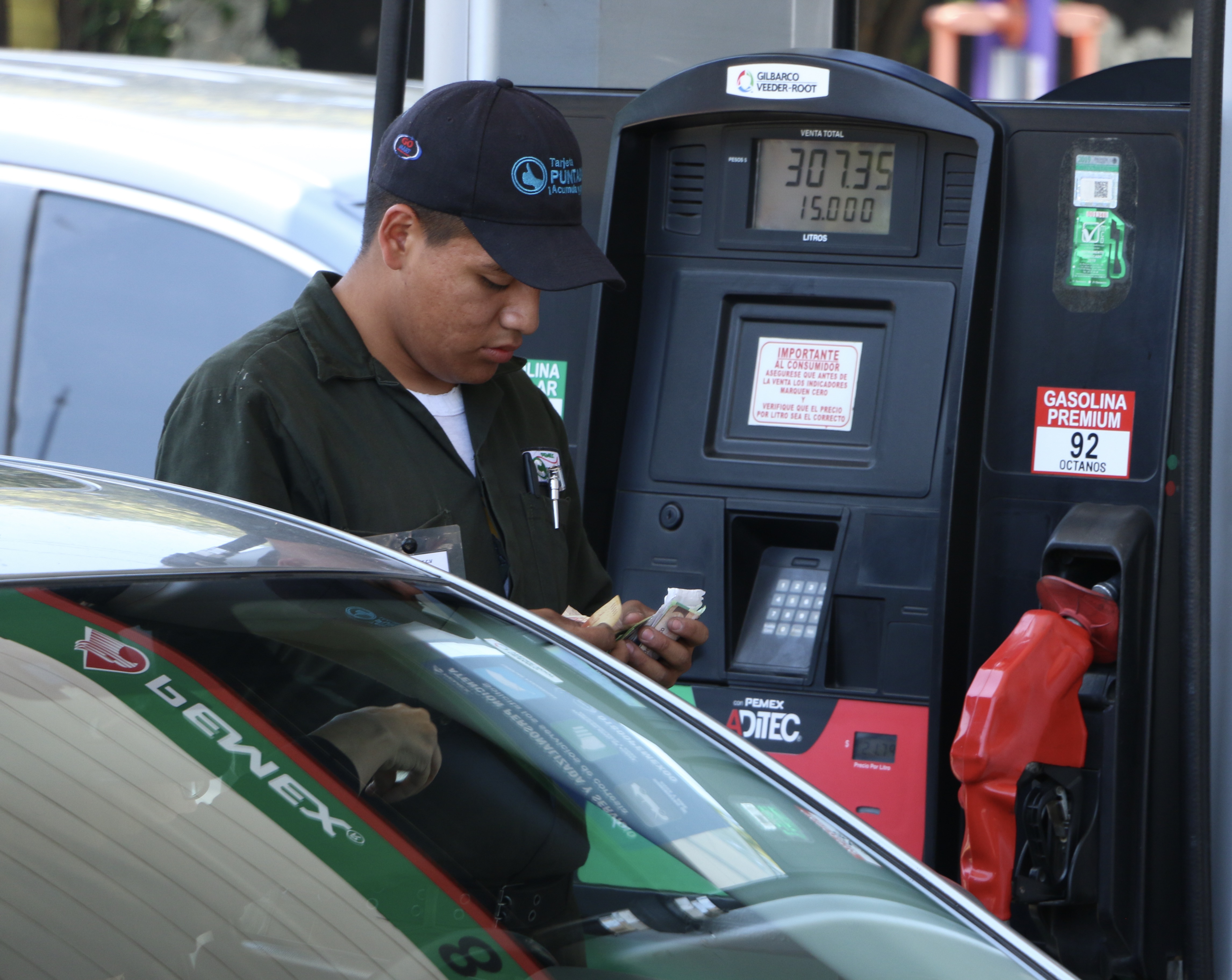 Despachadores en una gasolinera de México. (Foto: Archivo)