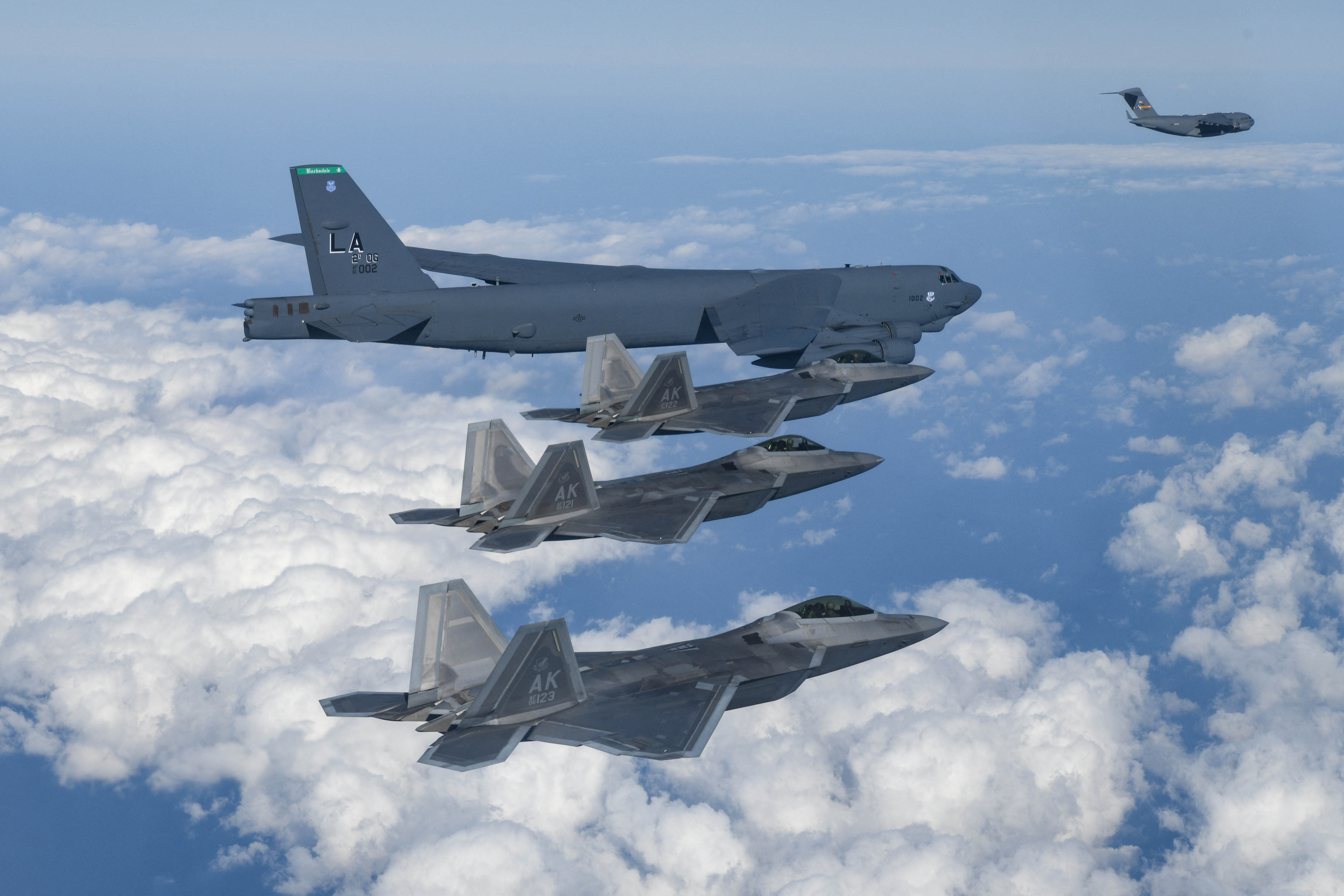 Un bombardero estratégico B-52 de la Fuerza Aérea de Estados Unidos, un C-17 y un F-22 participan en un simulacro conjunto con la Fuerza Aérea de Corea del Sur, en Corea del Sur, el 20 de diciembre de 2022 (REUTERS)