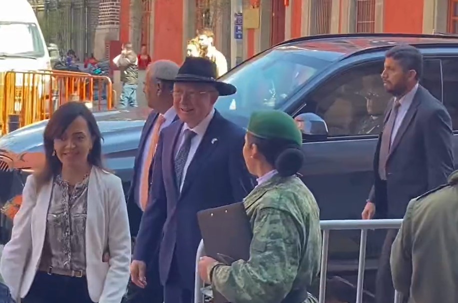 Ken Salazar llegó a Palacio Nacional para reunirse con el secretario de Hacienda