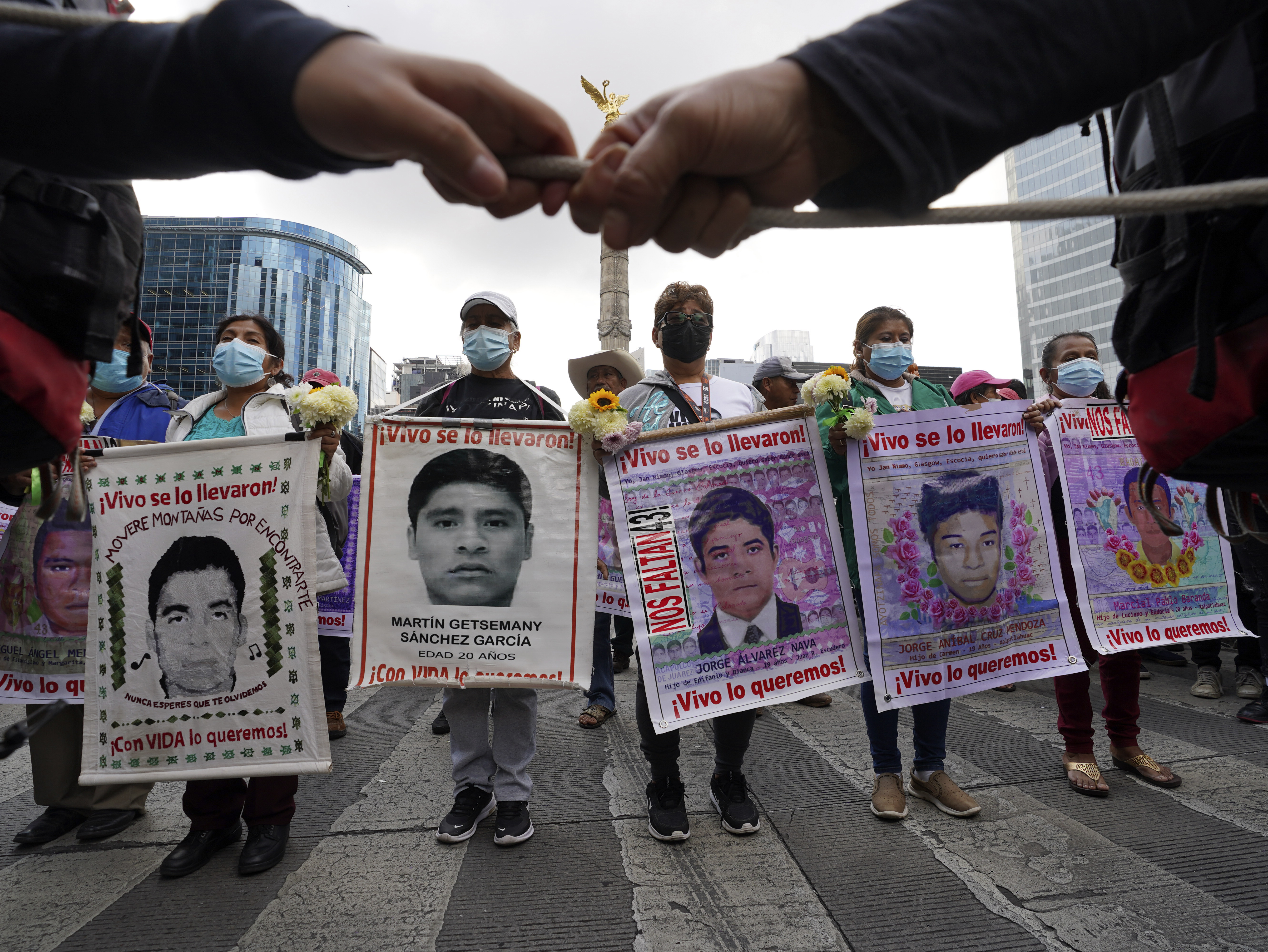 INAI exhortó a AMLO a revelar el expediente sobre Ayotzinapa que compartió Kamala Harris 
