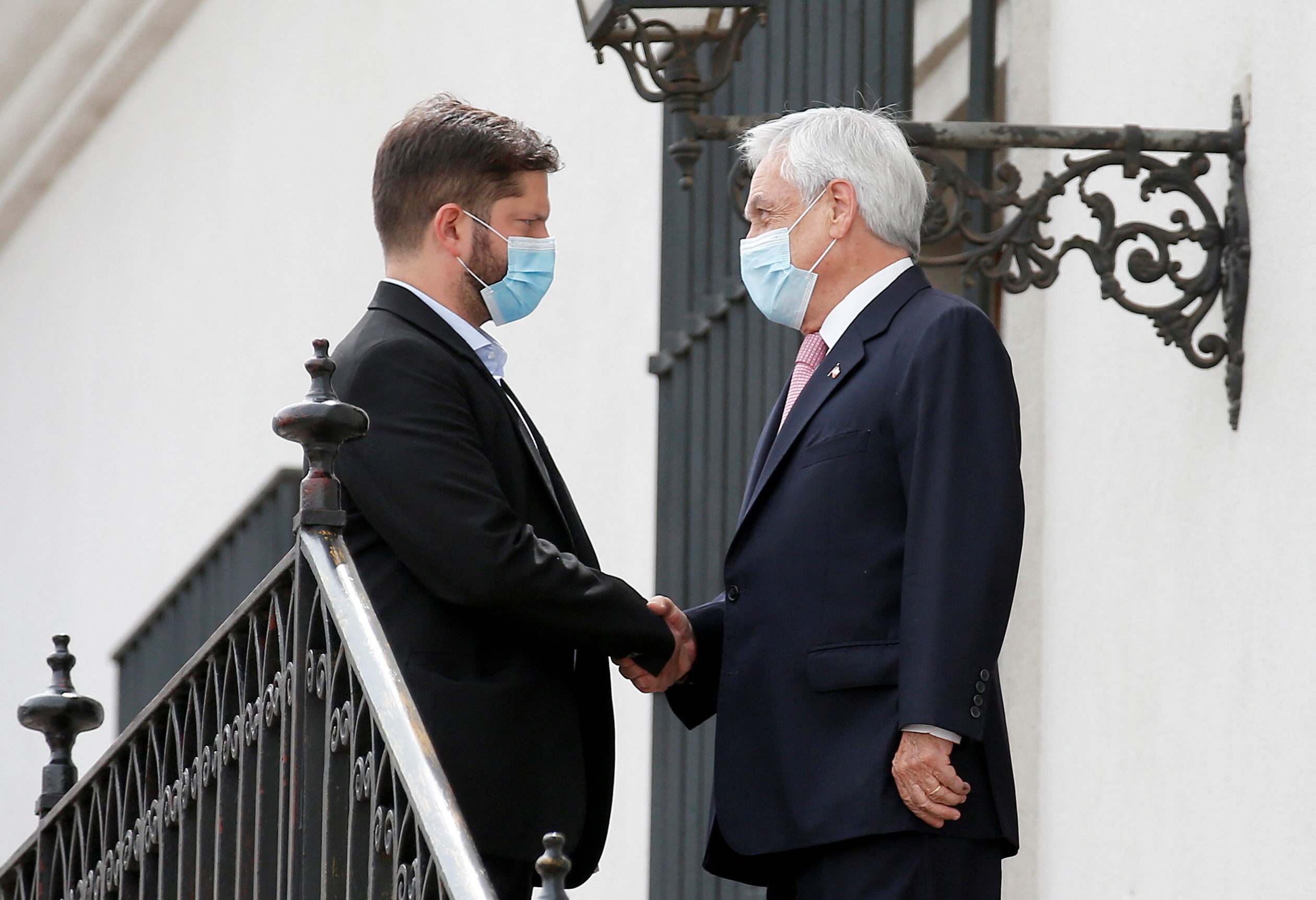 Gabriel Boric se reunió en el palacio de La Moneda con el presidente Sebastián Piñera (REUTERS/Rodrigo Garrido)