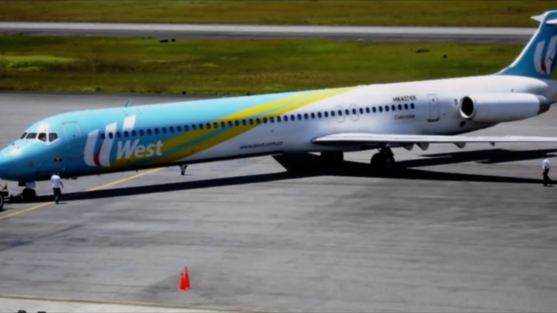 El avión MD-82 antes de sufrir el accidente. (Captura de YouTube)