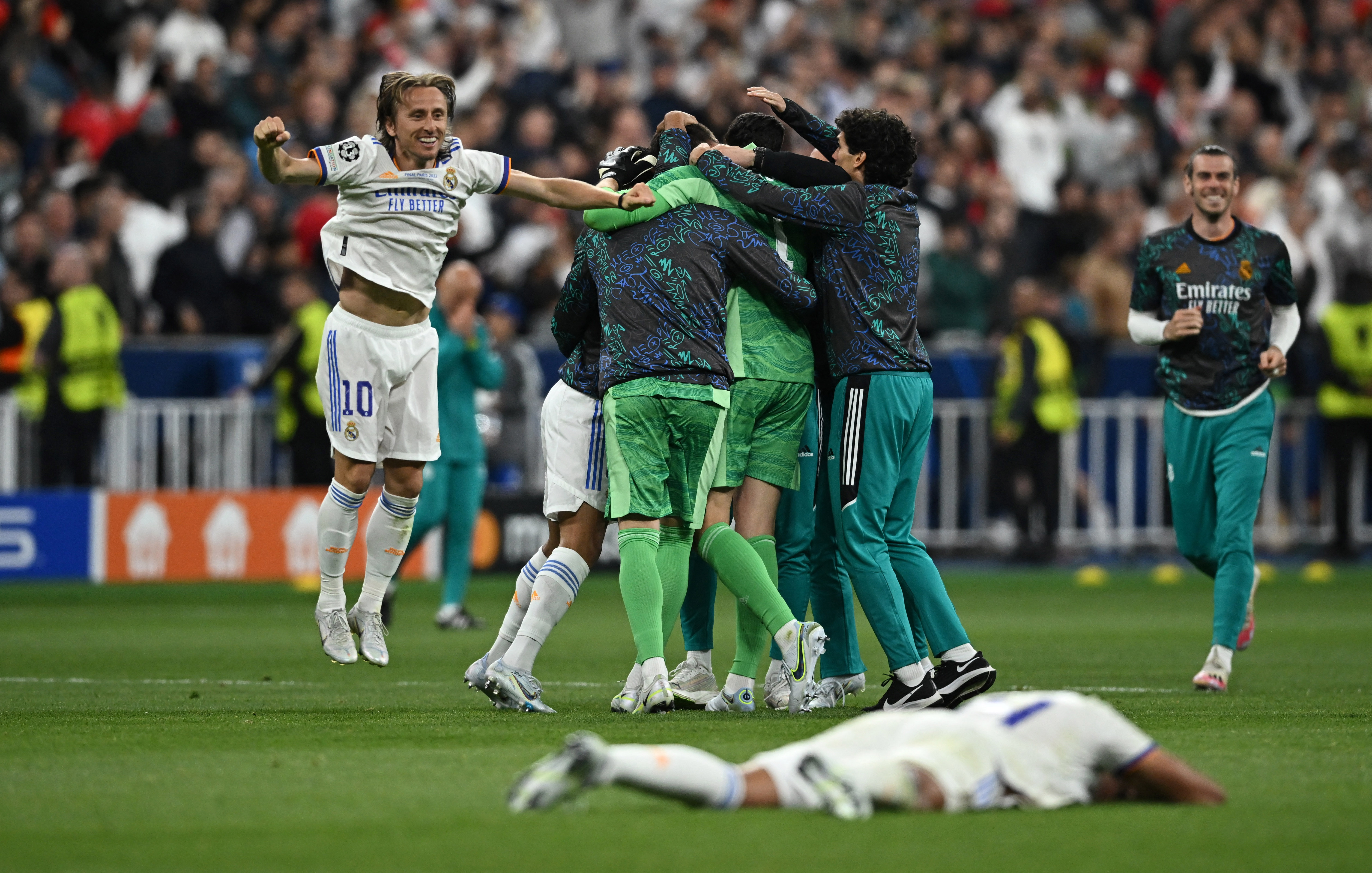 Luka Modric festeja con sus compañeros del Real Madrid tras imponerse al Liverpool.