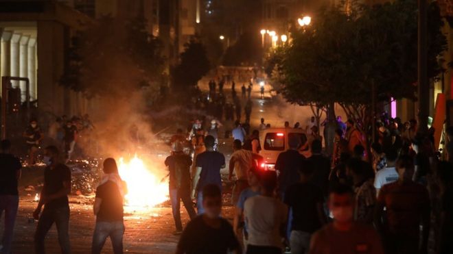 Decenas de personas protestan en Beirut. El descontento contra las autoridades y el poder creciente del grupo terrorista Hezbollah crece en las calles de la capital libanesa (Reuters)