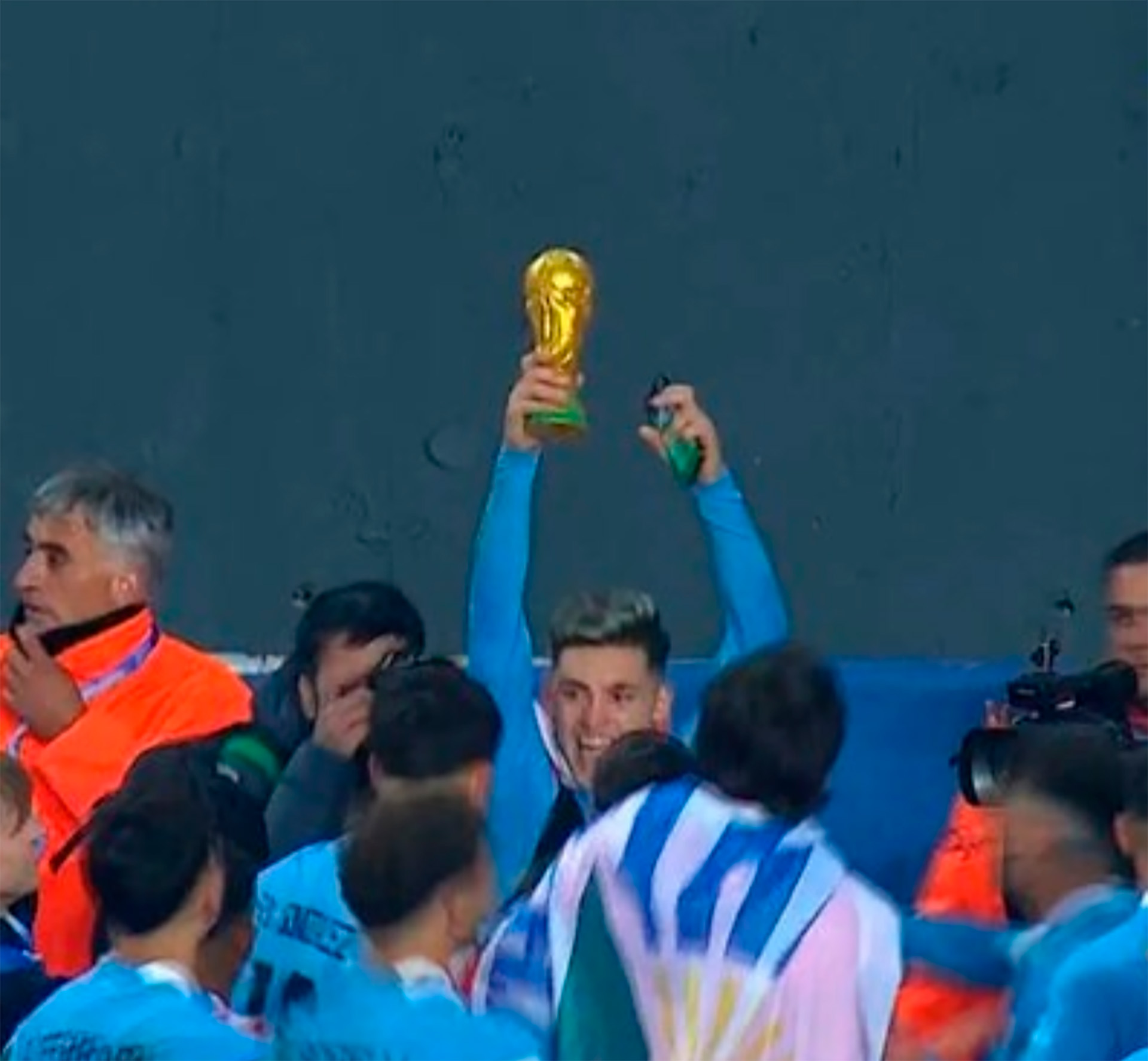 La Copa del Mundo que exhibieron los jugadores de Uruguay en medio de los festejos por la obtención del Mundial Sub 20