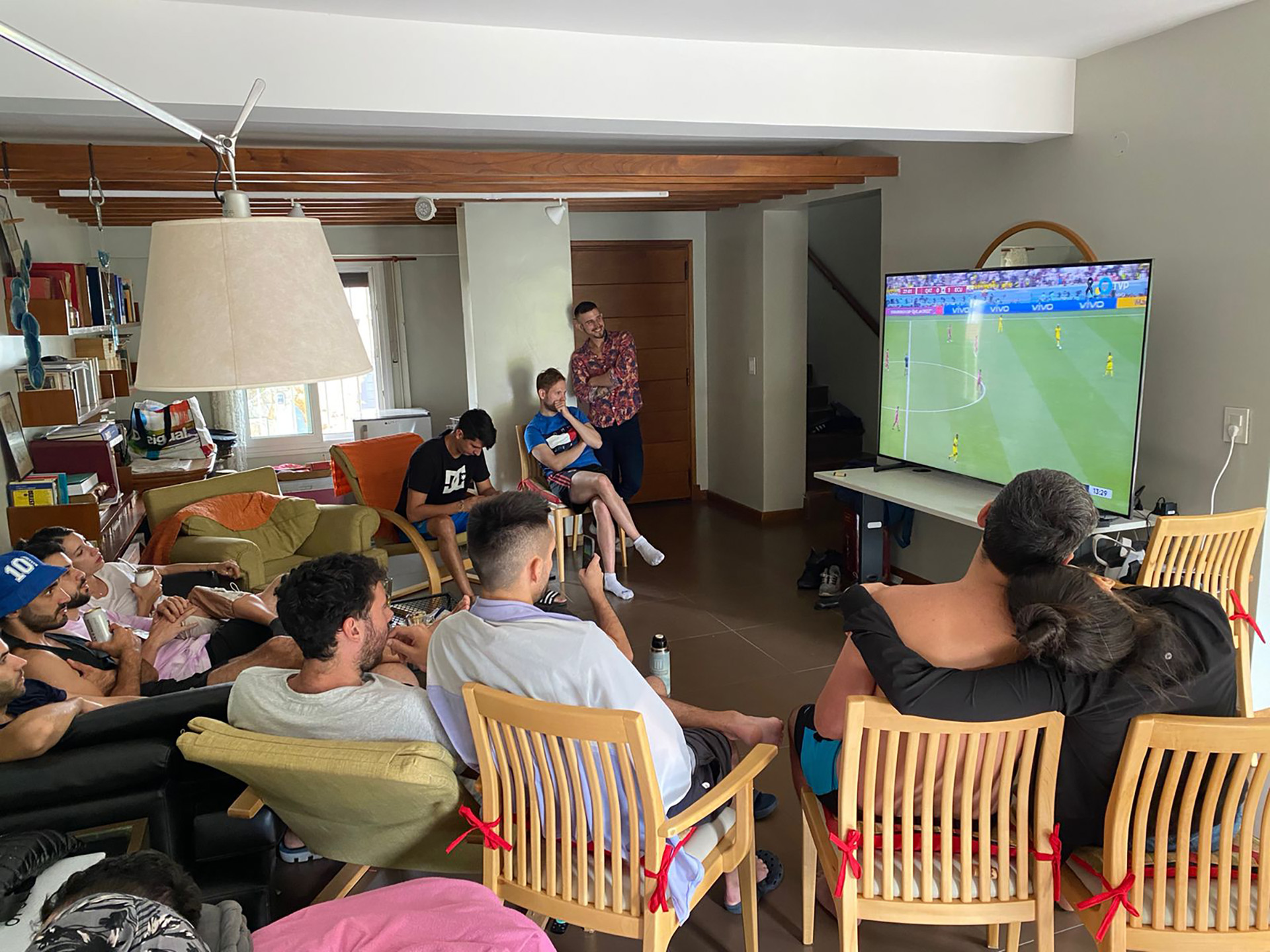 El grupo se reúne a ver los partidos del Mundial. (@lacasadelmundial2022)