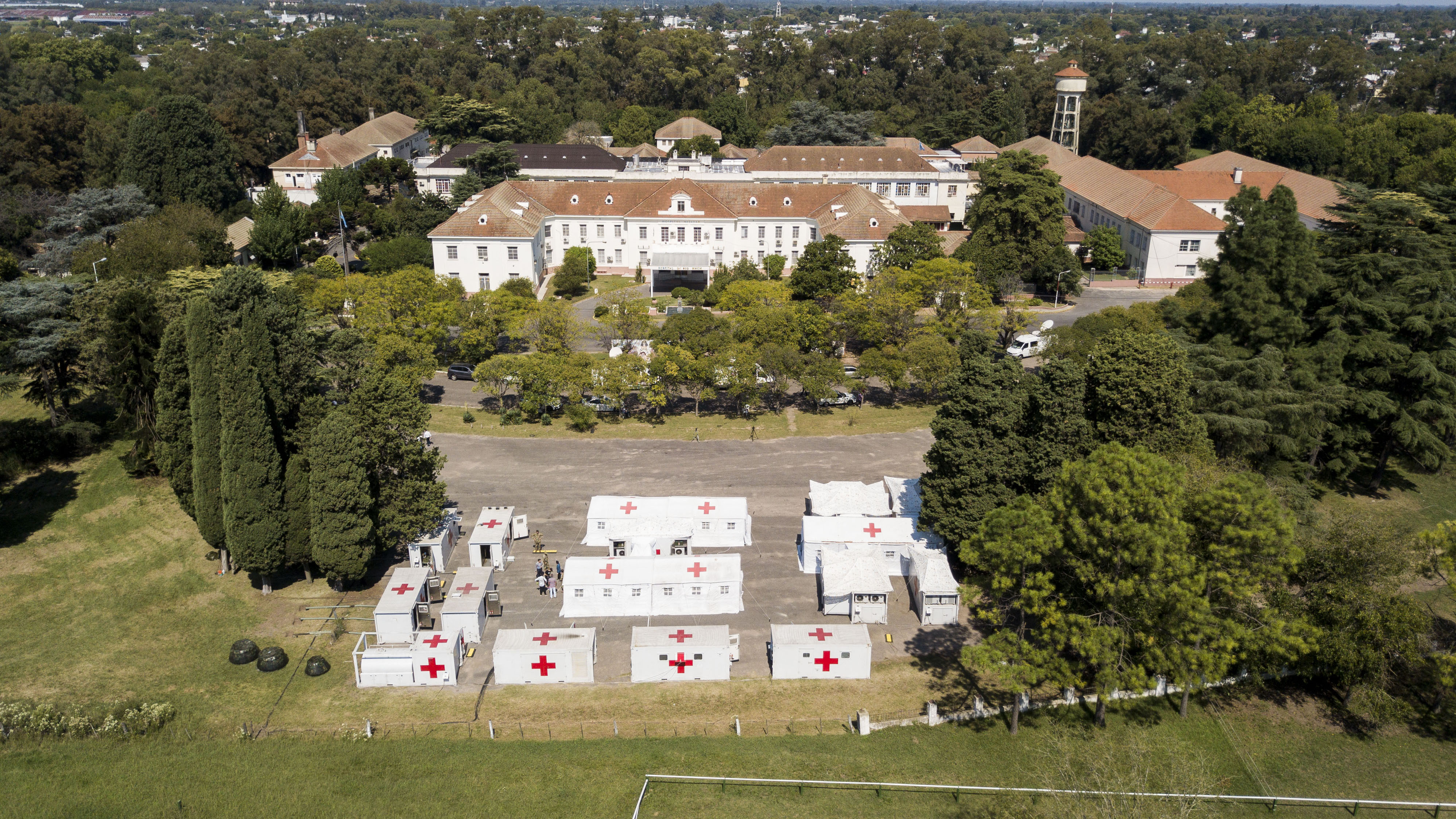 Uno de los más grandes hospitales móviles está desplegado en Campo de Mayo frente al hospital militar allí emplazado
