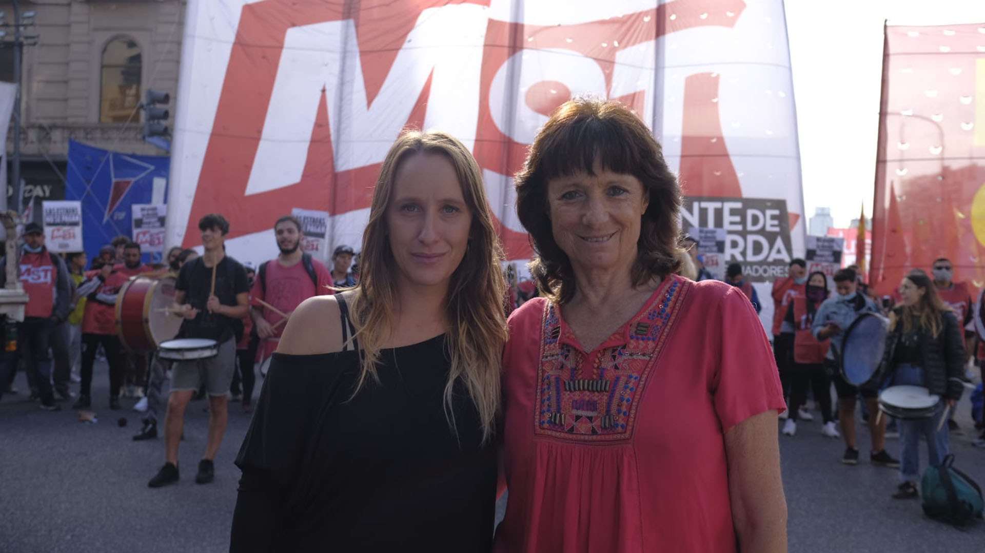 Las diputadas Luciana Echevarría (i) y Vilma Ripoll participan de la movilización en contra del acuerdo con el FMI. 