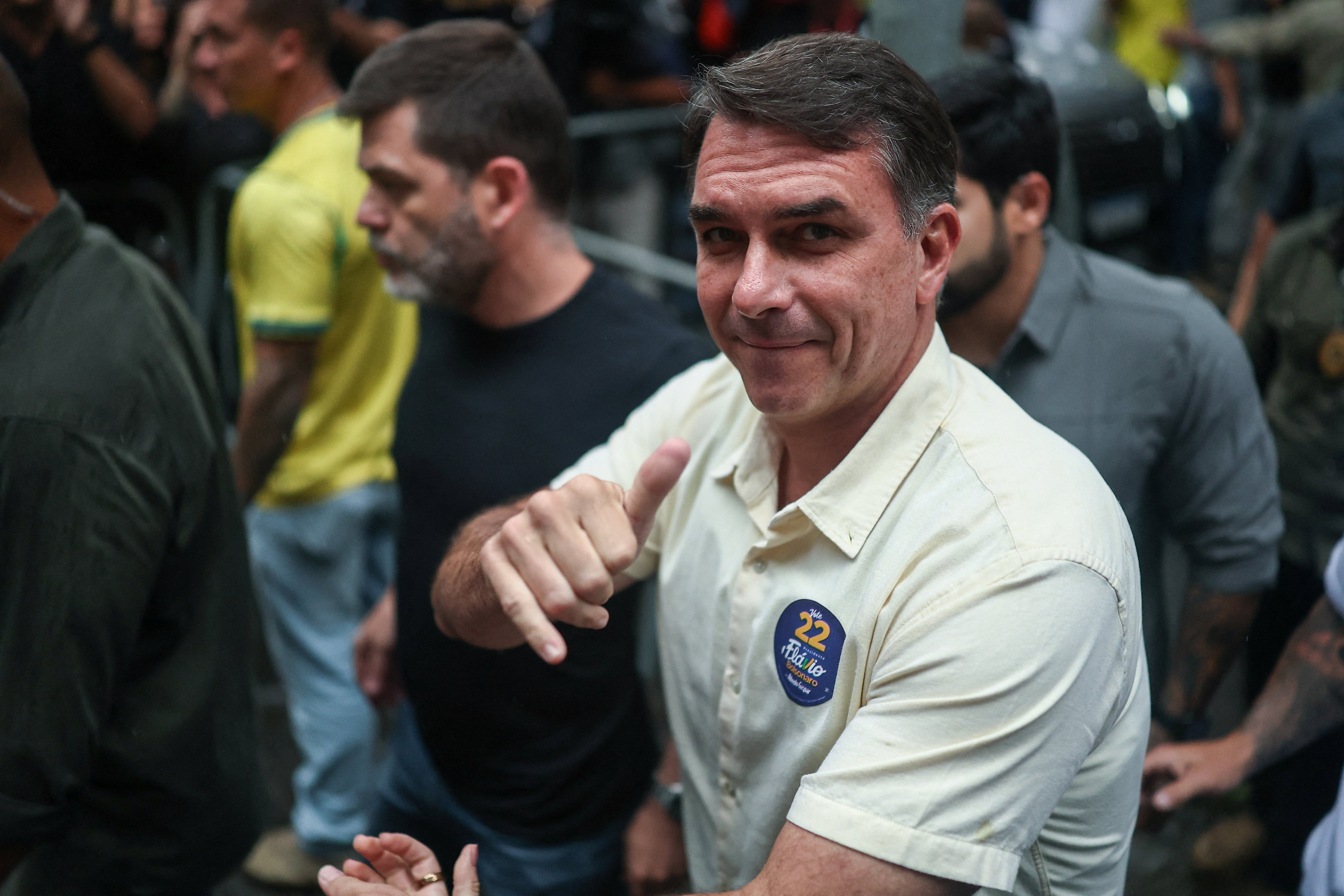 Flávio Bolsonaro votó en Río de Janeiro y afirmó que "llegó la hora del cambio": "Brasil no aguanta más"