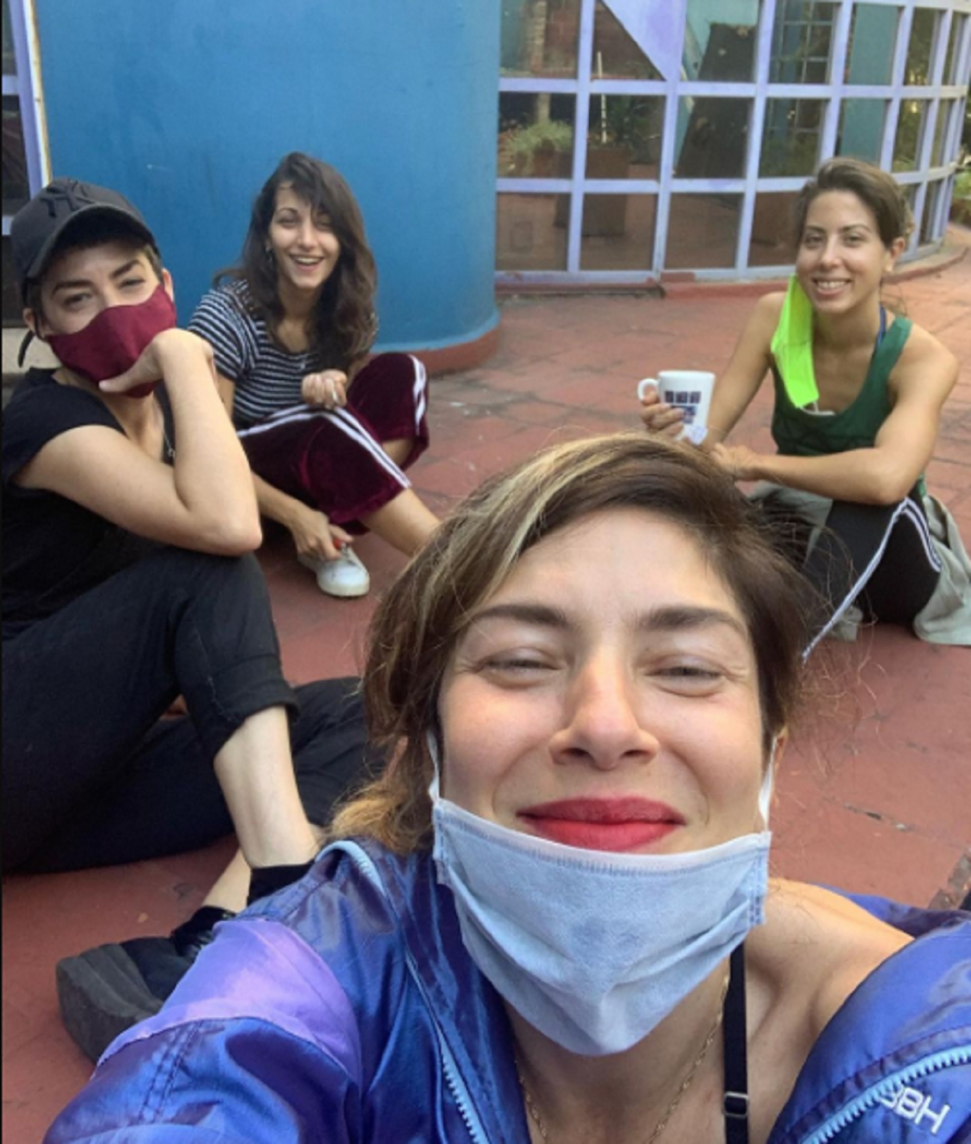 Romina Gaetani compartió en su Instagram una selfie junto a sus comapñeras, esperando para grabar en exteriores