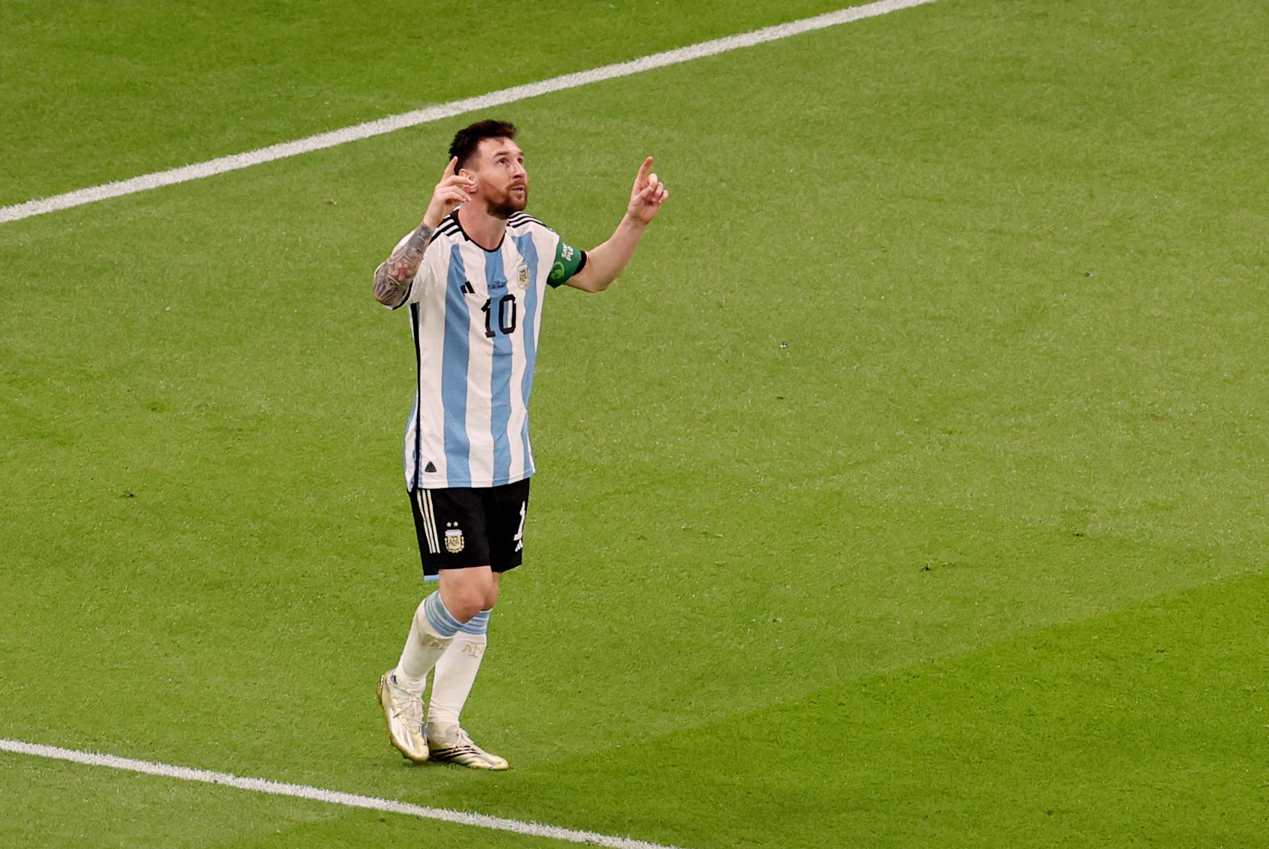 El clásico festejo de Messi tras su gran gol (Reuters/Molly Darlington)