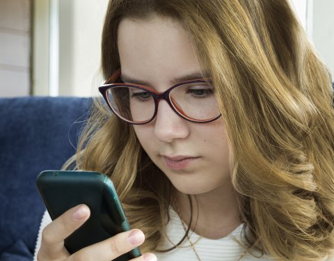 La miopía puede afectar tanto a niños como a adultos, se diagnostica con frecuencia en chicos de entre 8 y 12 años, y, generalmente, empeora durante la adolescencia