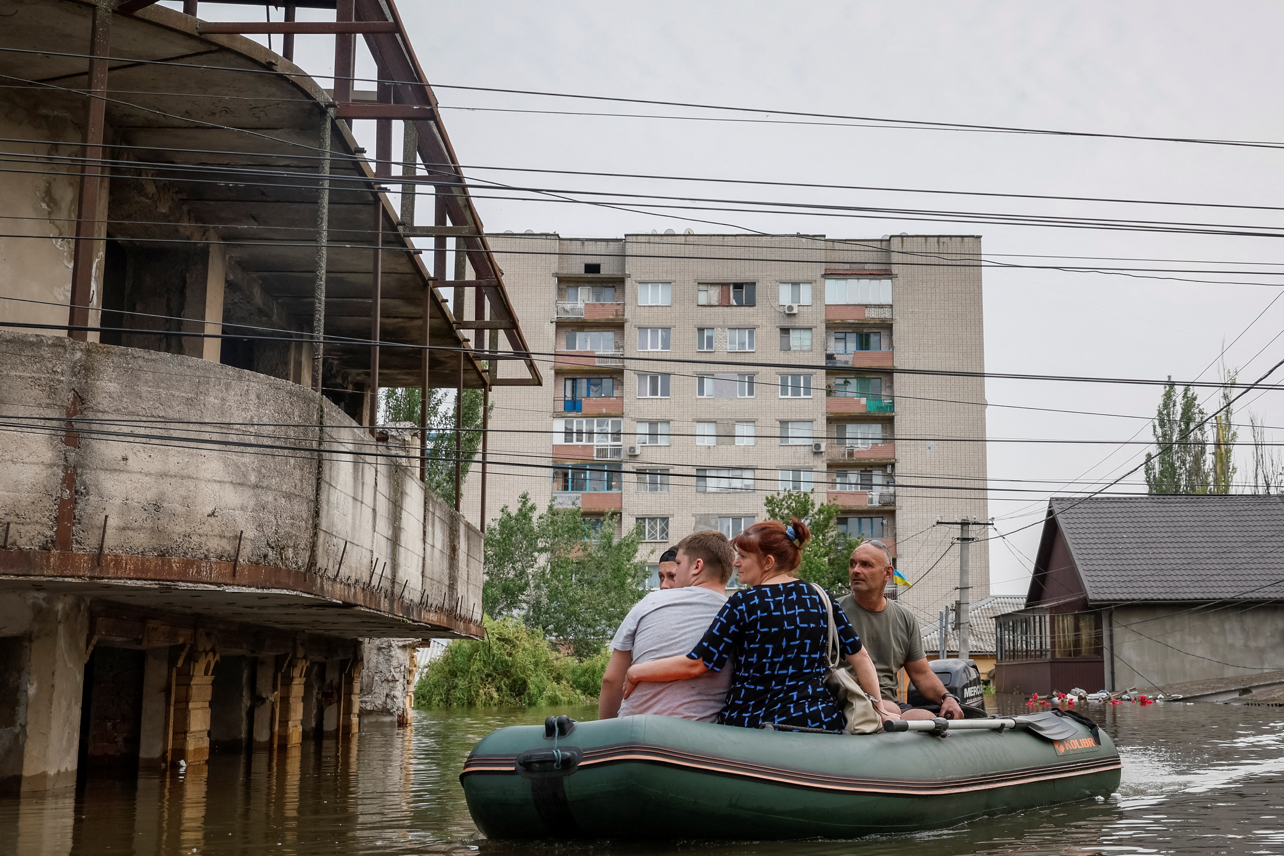Residentes locales navegan en una barca en una zona inundada de Kherson  (REUTERS/Alina Smutko)