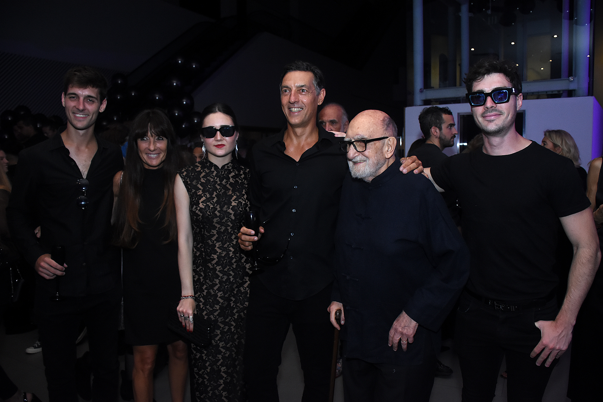 Todos los invitados asistieron vestidos de negro y con anteojos negros como indicaba el dress code