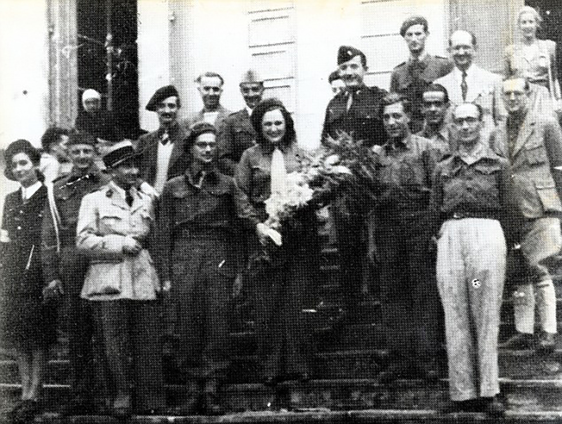 Nancy Wake en 1945 y un enorme ramo de flores como gratitud por su trabajo en la resistencia contra los nazis. Fue aclamada como una heroína después de la guerra