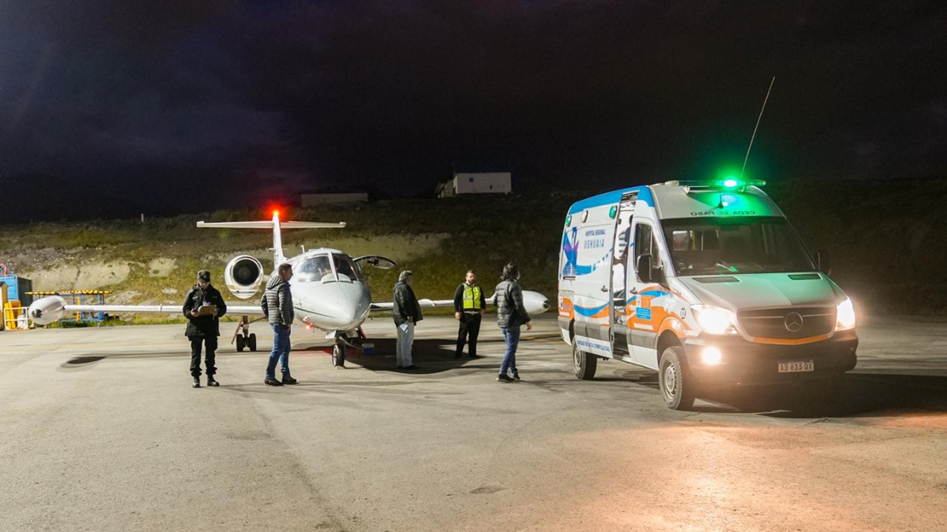 El avión sanitario llegó a las 3.40 al aeropuerto internacional de Ushuaia