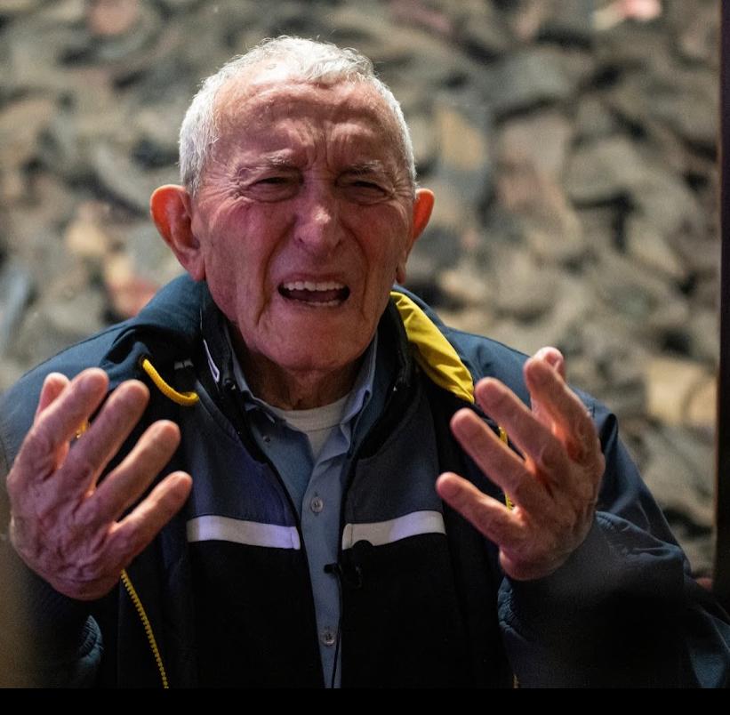 La emoción de un sobreviviente al Holocausto tras visitar el lugar del Museo de Auschwitz-Birkenau donde descansan los miles de zapatos de niños que fueron asesinados en las cámaras de gas. (Tali Natapov - Neishlos Foundation)