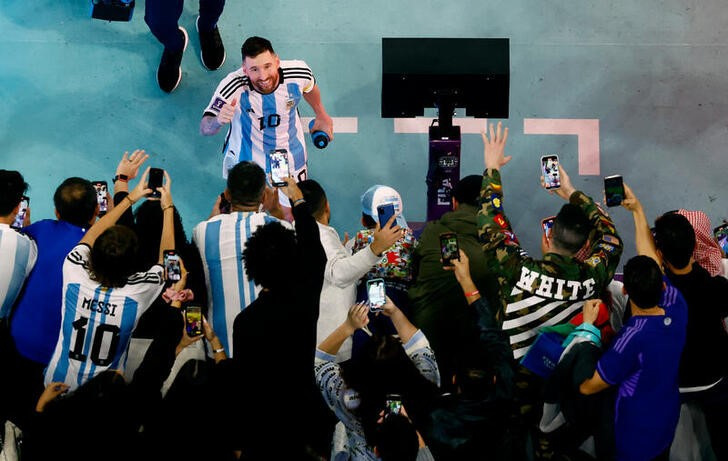 Dic  13, 2022 
Foto del martes del capitán de Argentina Lionel Messi celebrando con los hinchas el pase a la final del Mundial 
REUTERS/Peter Cziborra