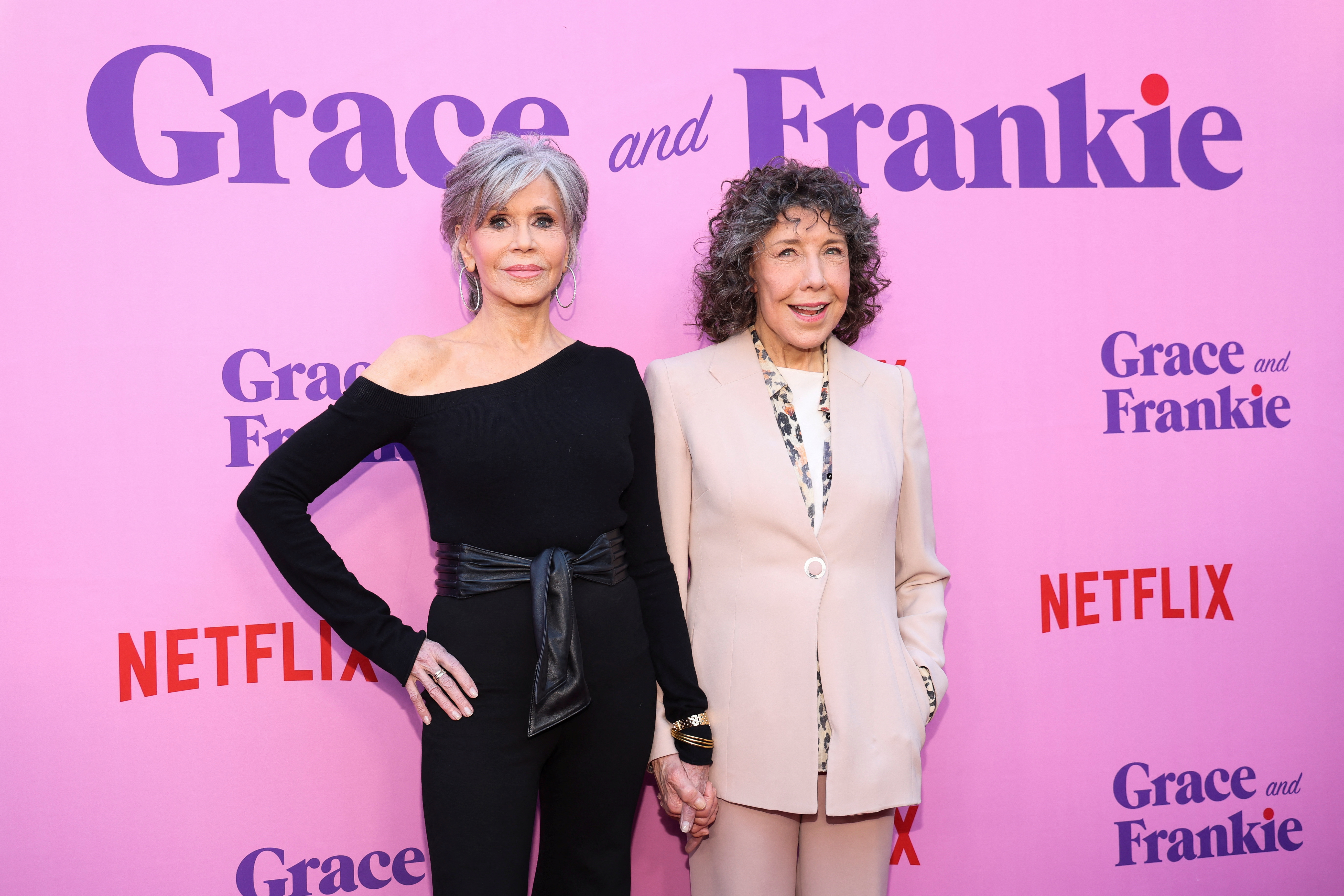 Jane Fonda y su amiga íntima Lily Tomlin, protagonistas de las siete temporadas de la serie "Grace and Frankie", en abril de 2022 (REUTERS/Mario Anzuoni)