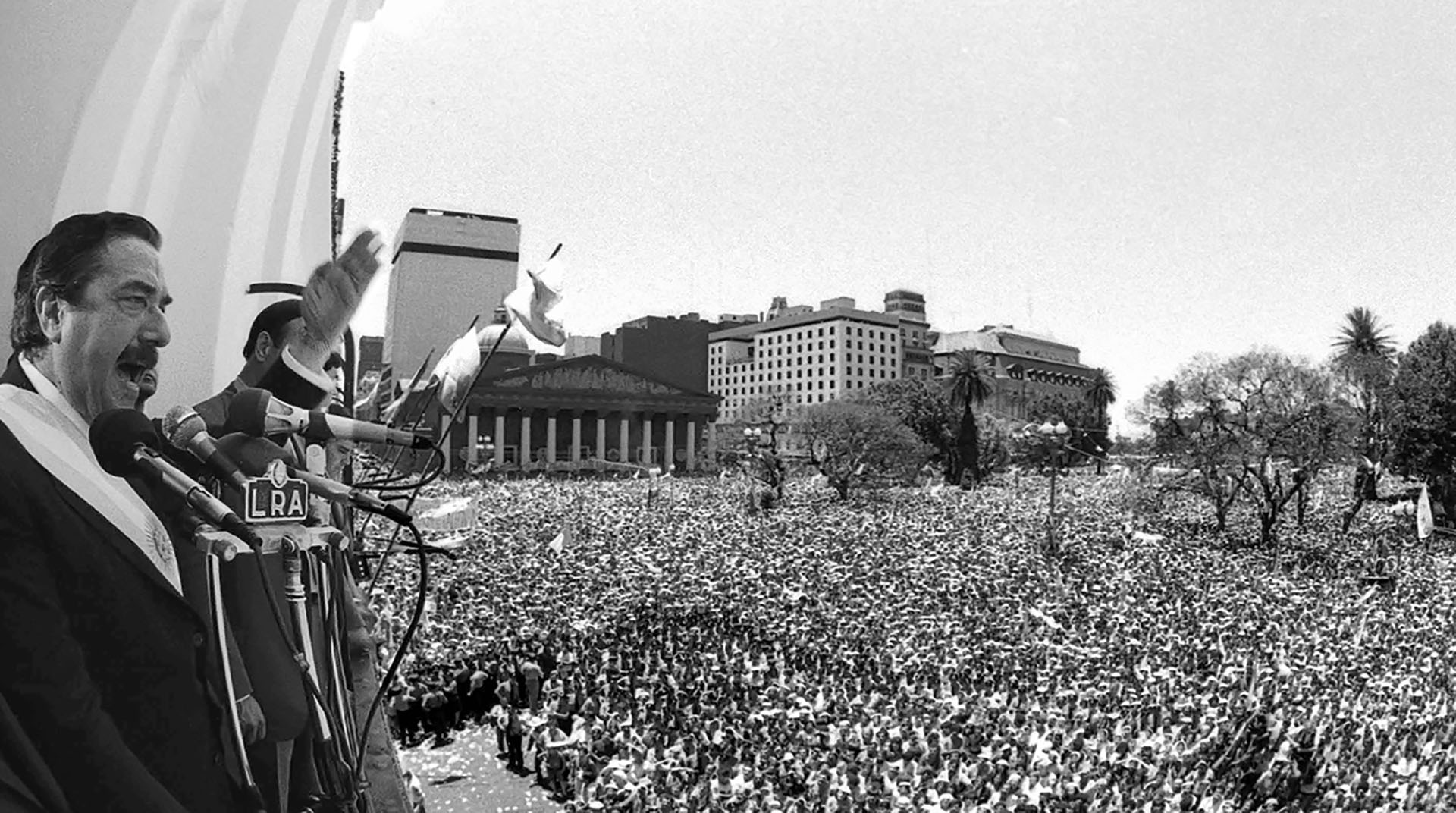 Alfonsín en el Cabildo el 10 de diciembre de 1983: este año se cumplen 40 años de democracia y la Feria hará una muestra de fotos para celebrarlo - Victor Bugge