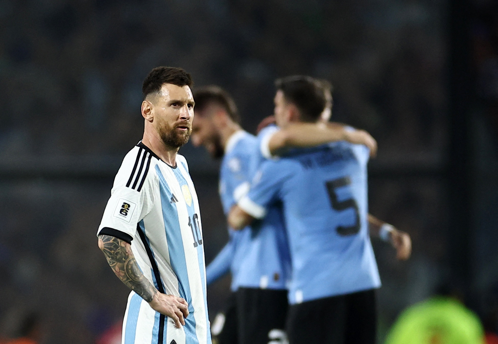 Uruguay vence en un tenso partido a Argentina, y Messi lanza un