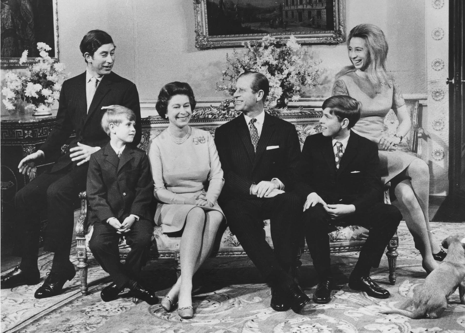 Una postal de la reina Isabel junto a su marido, Felipe, duque de Edimburgo, y sus cuatro hijos, los príncipes Carlos, Eduardo, Andrés y Ana durante el festejo de las bodas de plata, en 1972