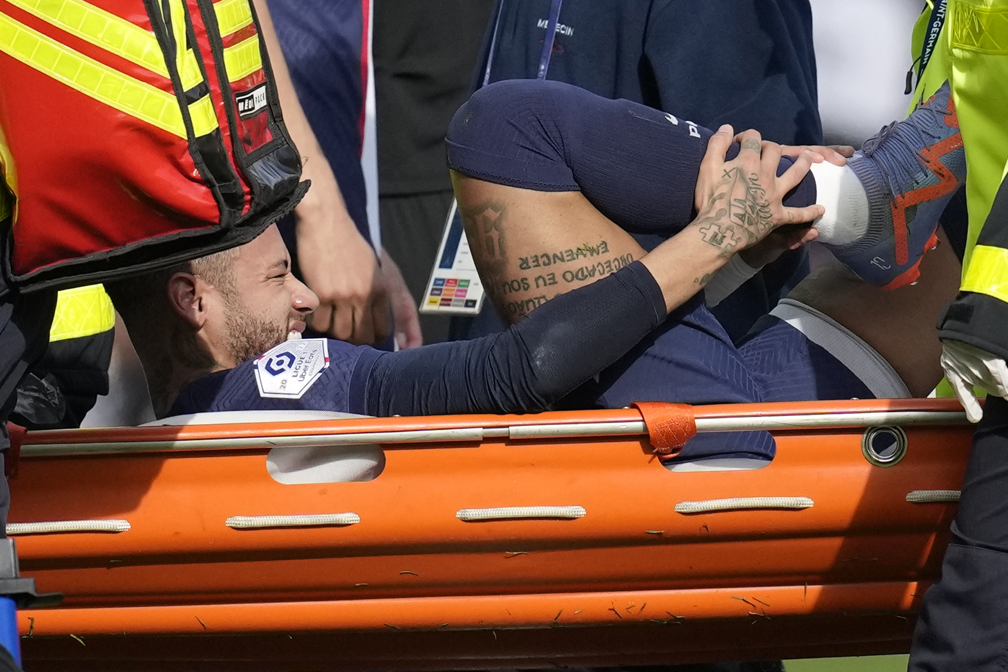 El delantero brasileño Neymar del Paris Saint-Germain sale lesionado durante el partido contra Lille en la liga francesa, el 19 de febrero de 2023. (AP Foto/Christophe Ena)