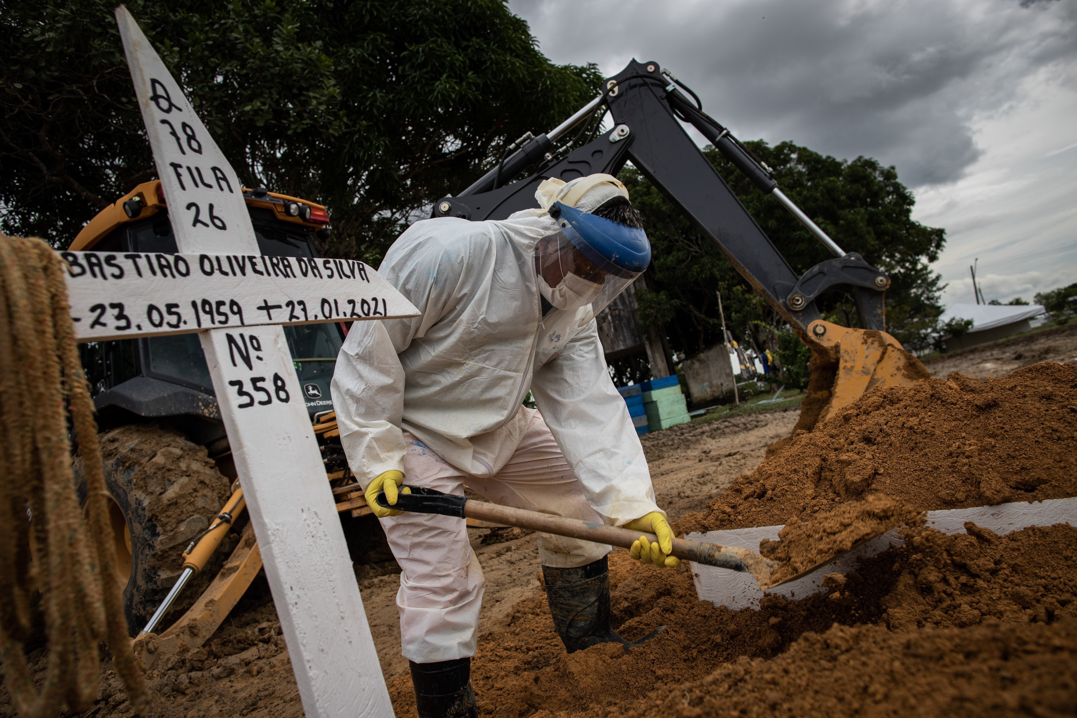 Trabajadores entierran a una persona fallecida por covid-19, en el cementerio público Nossa Senhora Aparecida en Manaos, Amazonas (Brasil). EFE /RAPHAEL ALVES/Archivo
