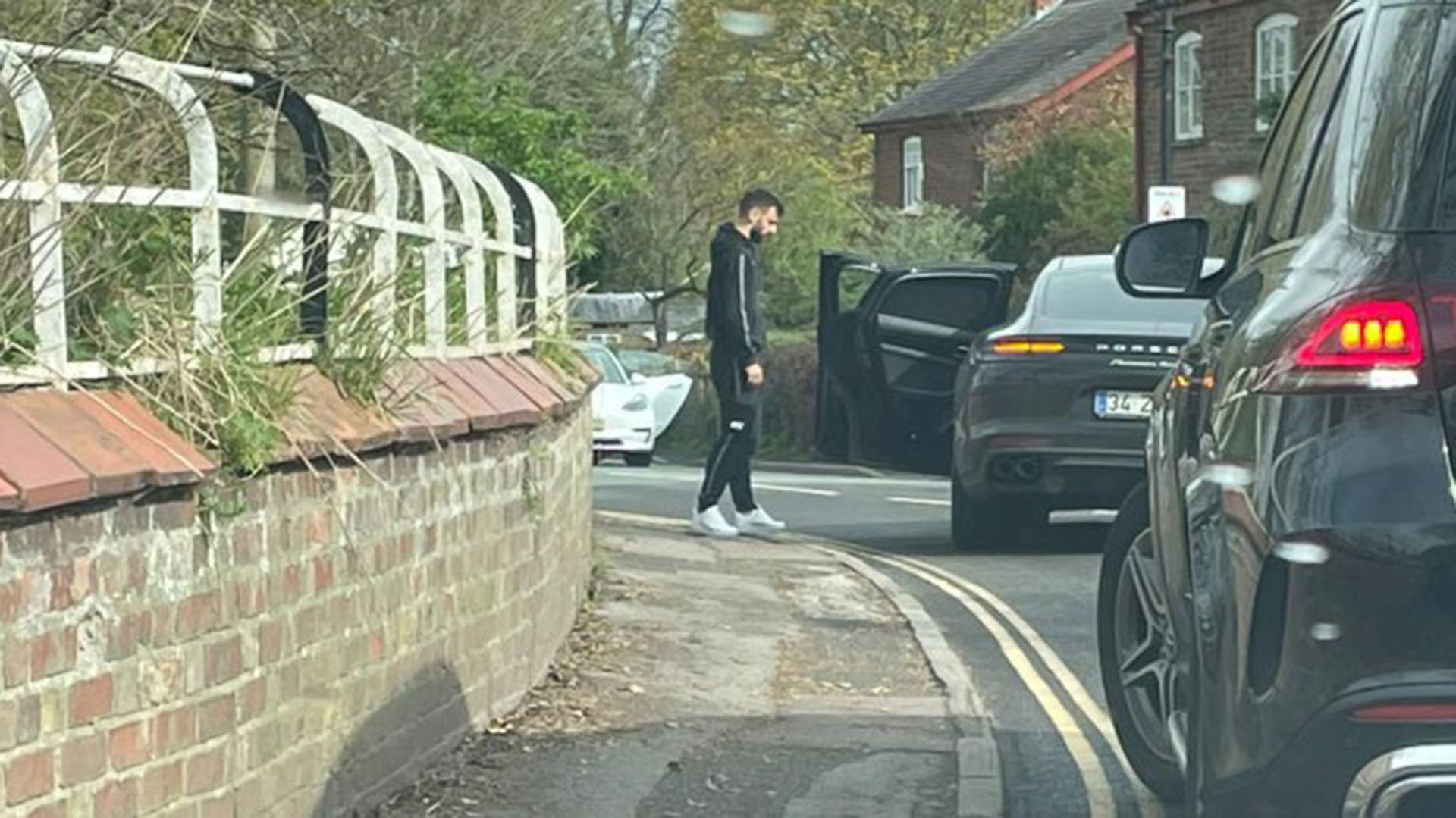 Il calciatore del Manchester United guardando la sua auto dopo l'incidente (Foto: TalkSport)