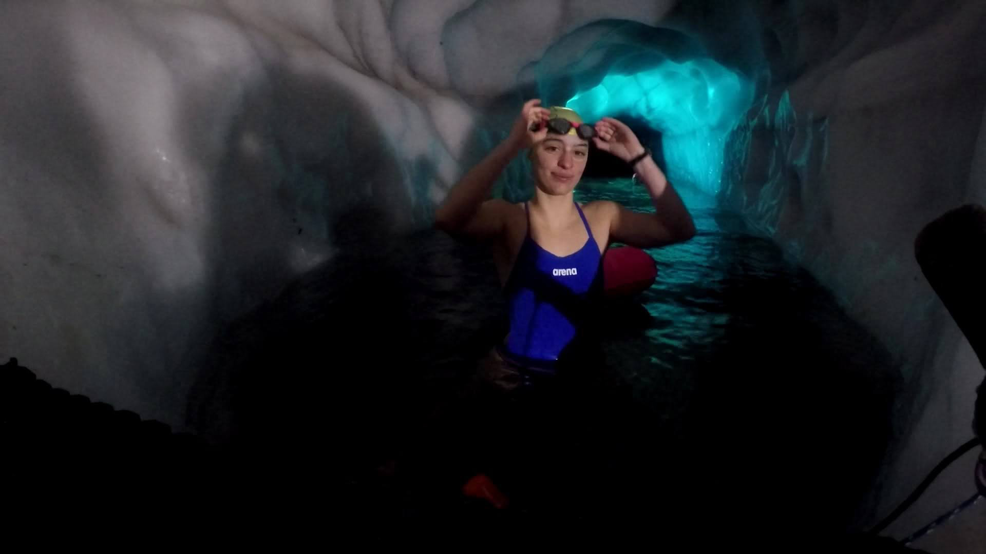 Ailén Lascano Micaz nadando en una cueva de agua helada como parte de sus entrenamientos