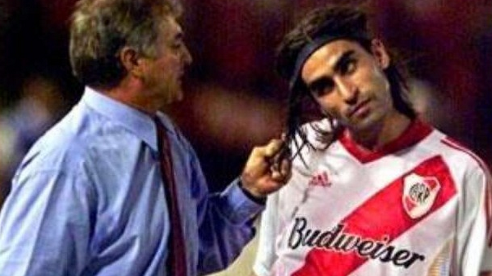 Célebre tirón de pelo a Claudio Husain en un duelo internacional a River Plate
