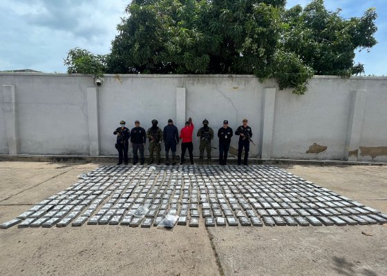 Armada Colombiana decomisó más de dos toneladas de cocaína en aguas del Caribe en operación conjunta con el Comando Sur de los Estados Unidos