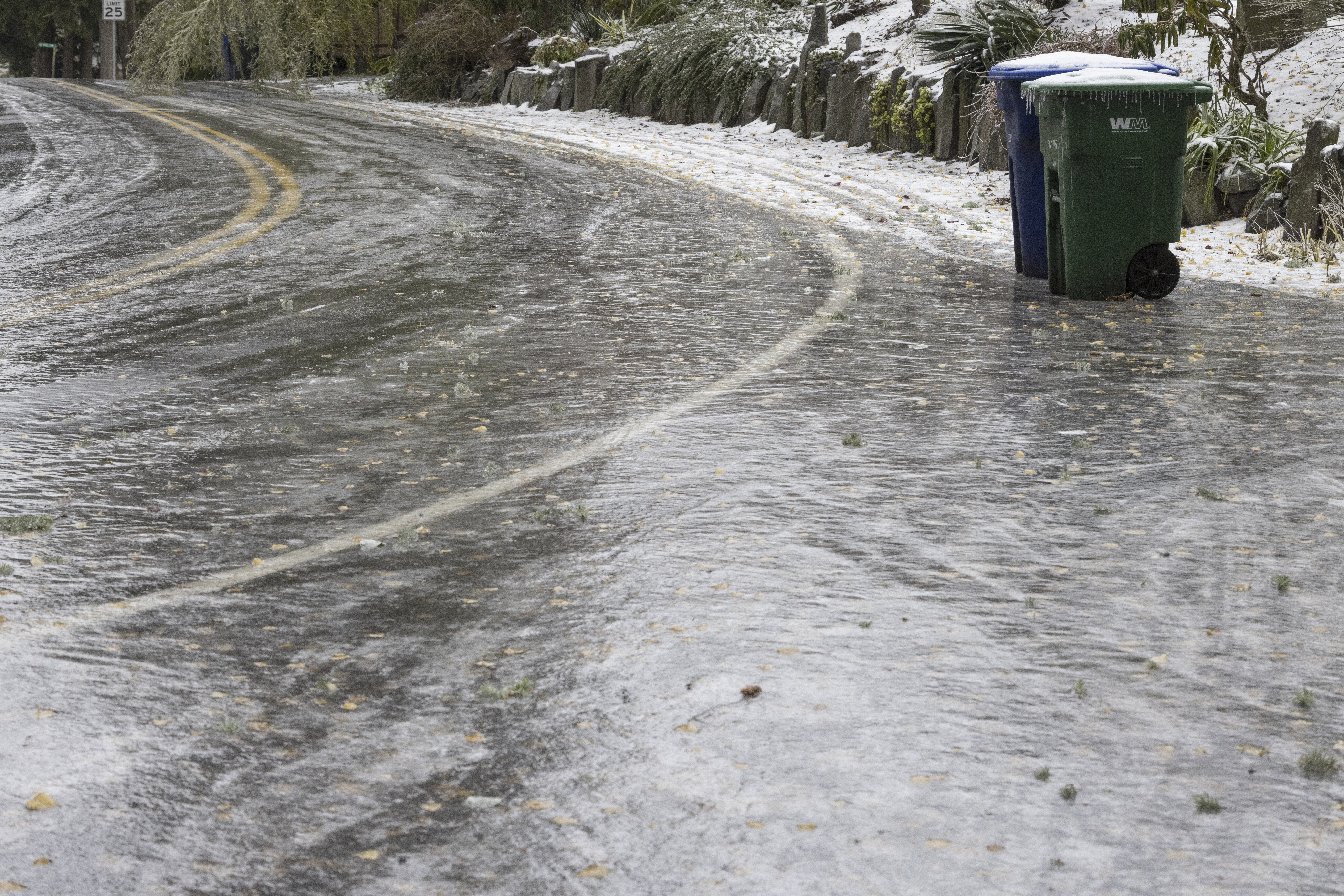 En Chicago (Illinois) o Nashville (Tennessee), las carreteras estuvieron colapsadas durante horas a medida que las temperaturas bajaban, la lluvia se convertía en hielo y el viento en ventiscas 